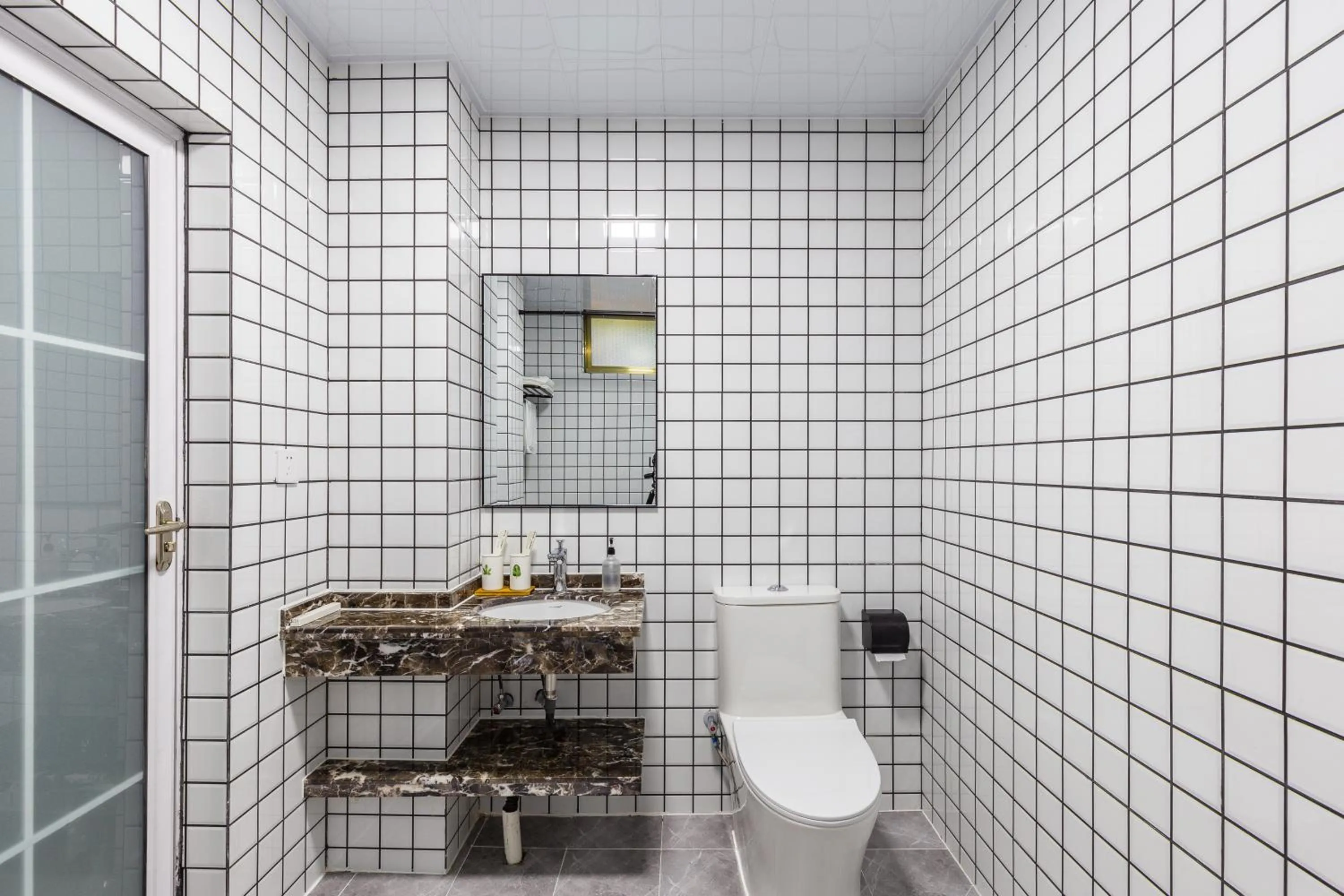 Toilet in Summer Tree Inn