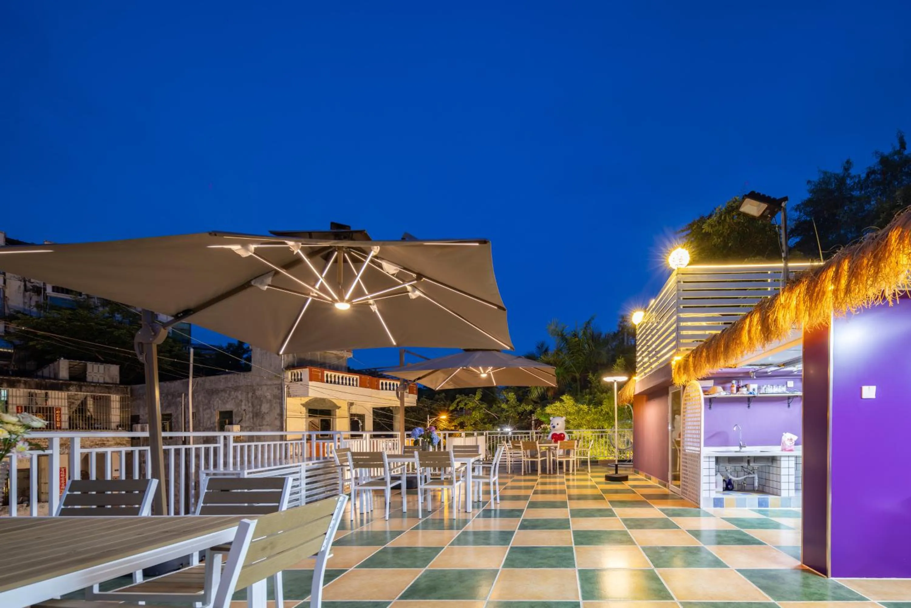 Night in Summer Tree Inn