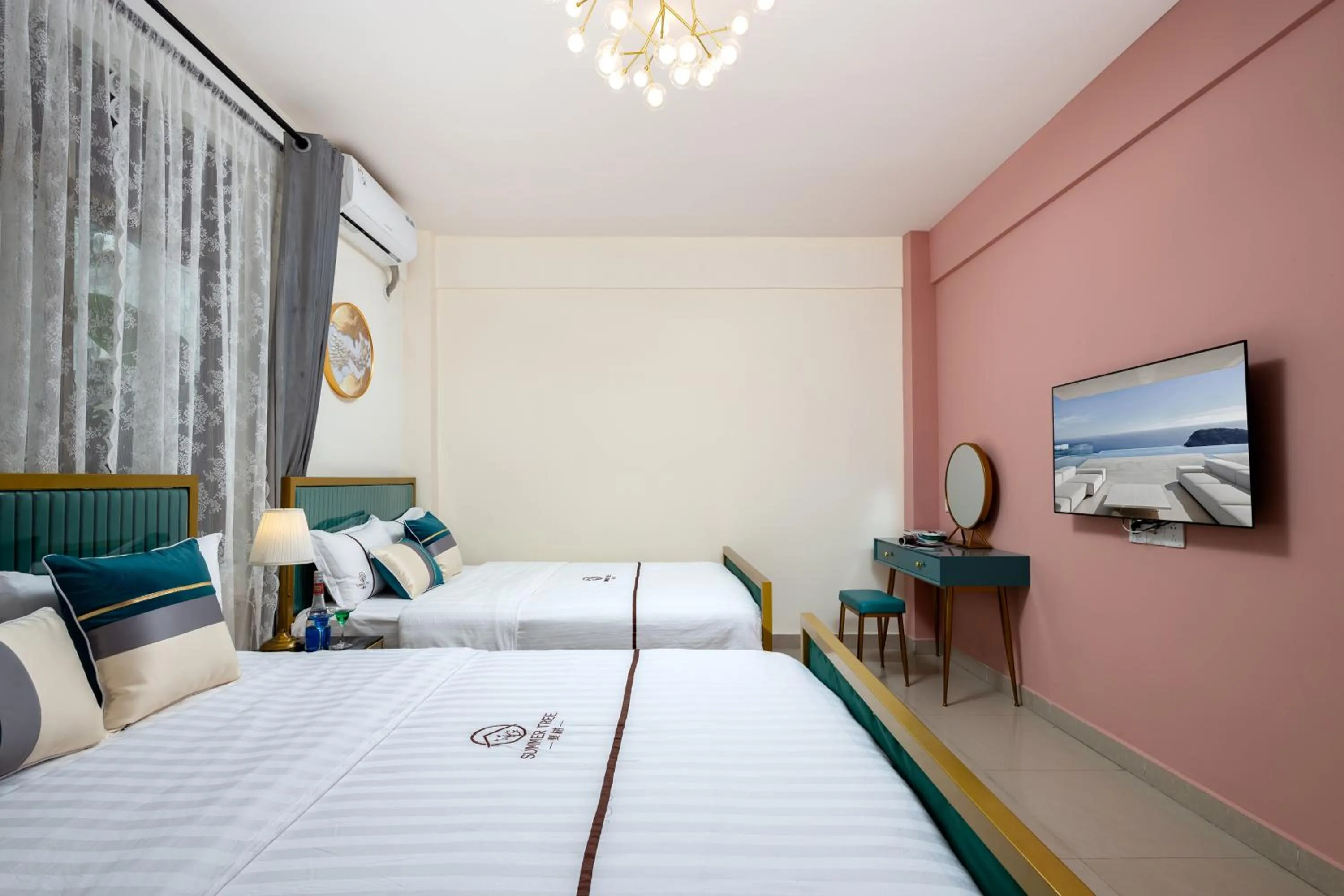 Bed in Summer Tree Inn