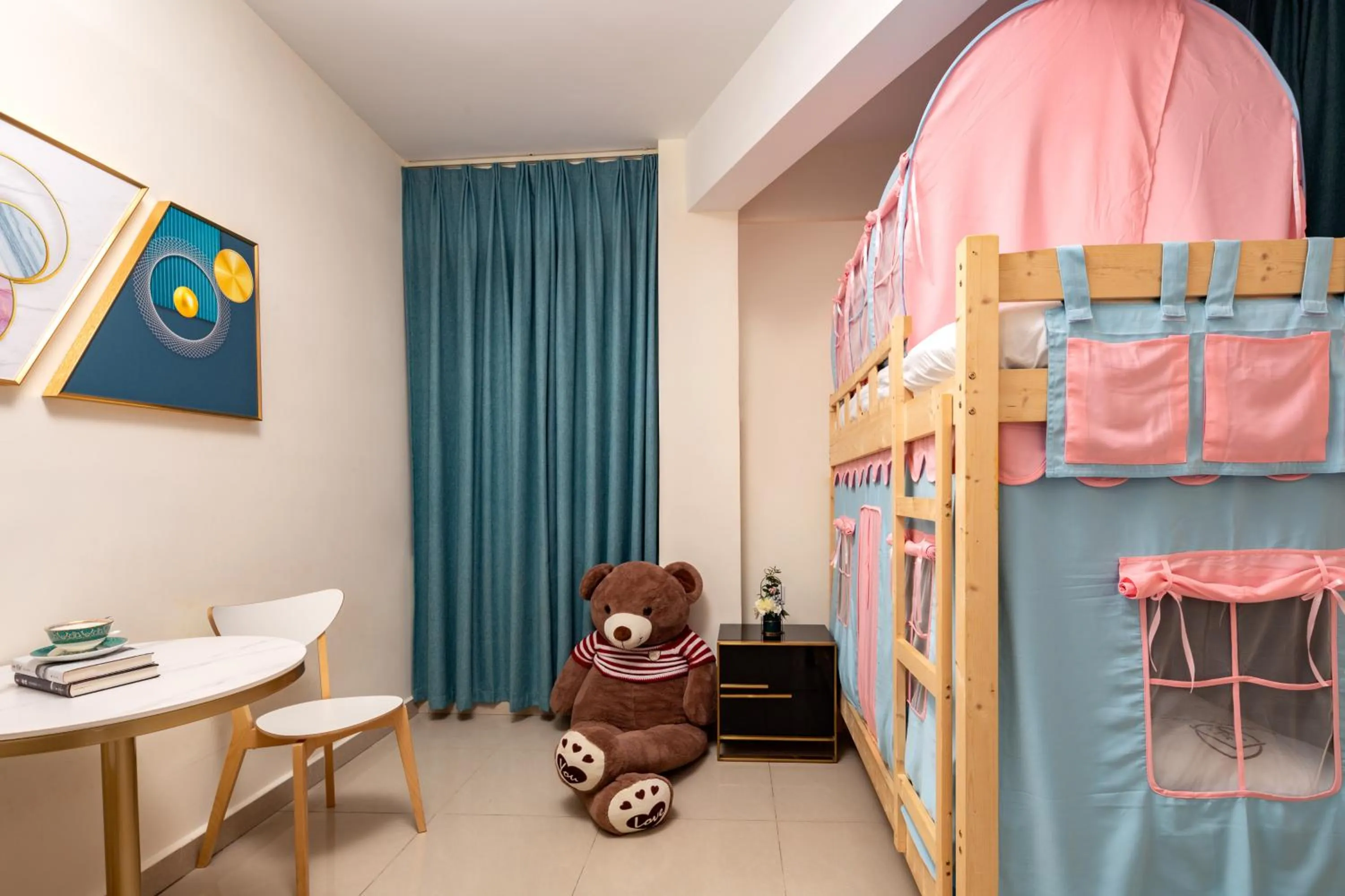 Bed in Summer Tree Inn