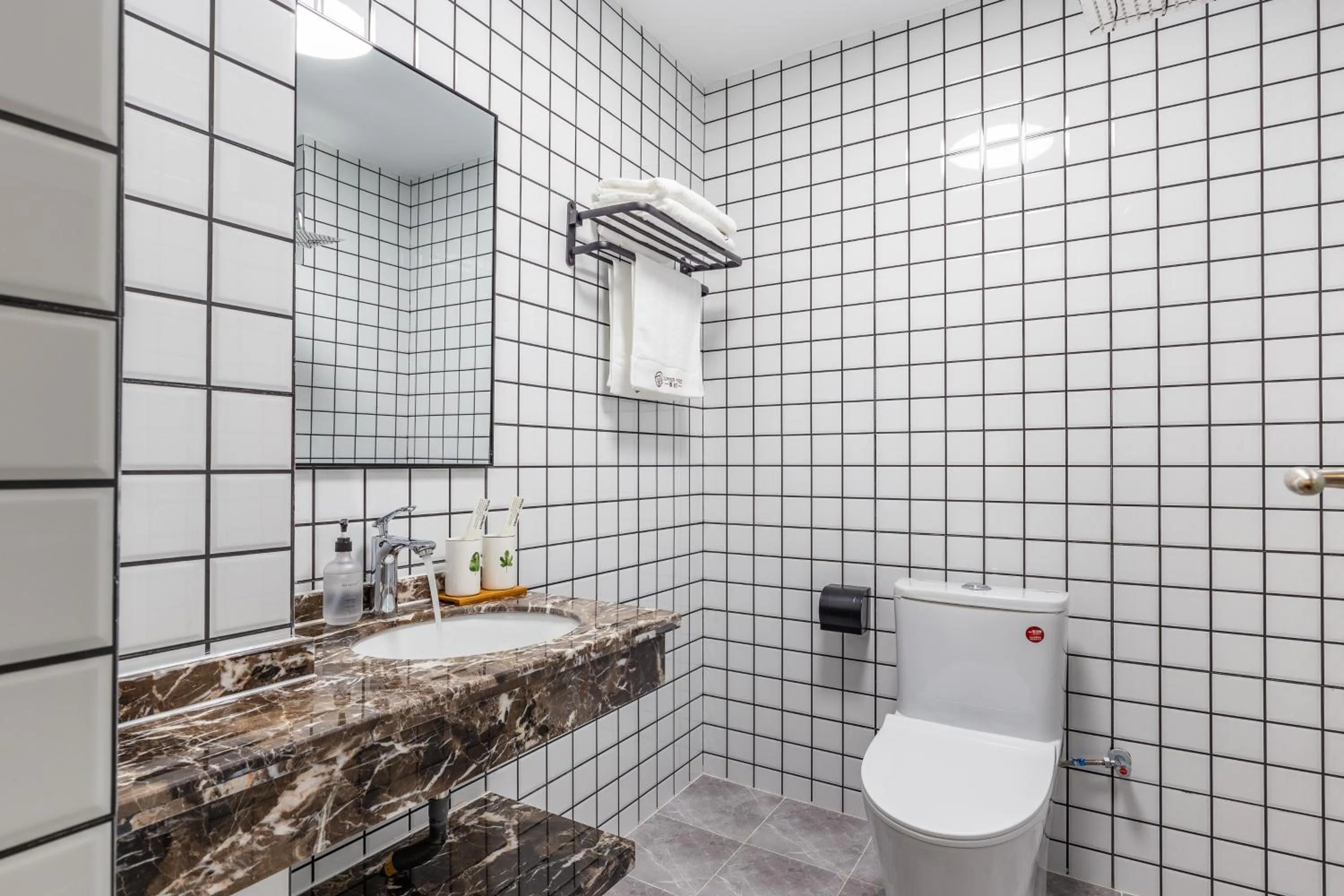 Shower in Summer Tree Inn