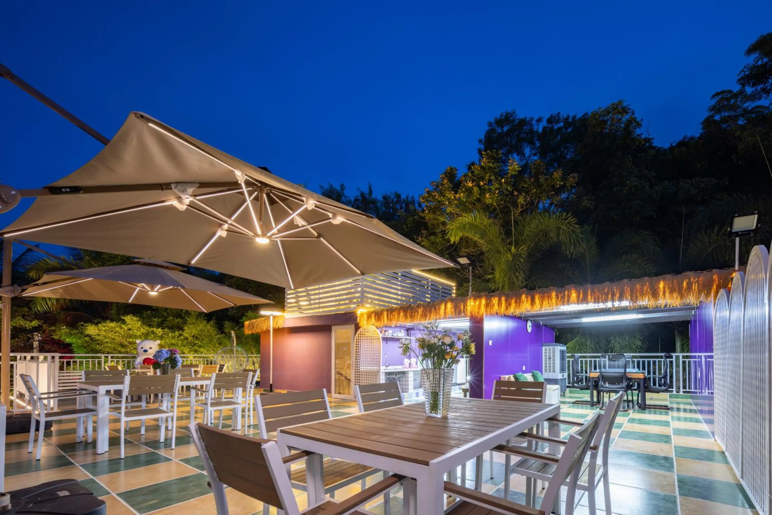 Night in Summer Tree Inn