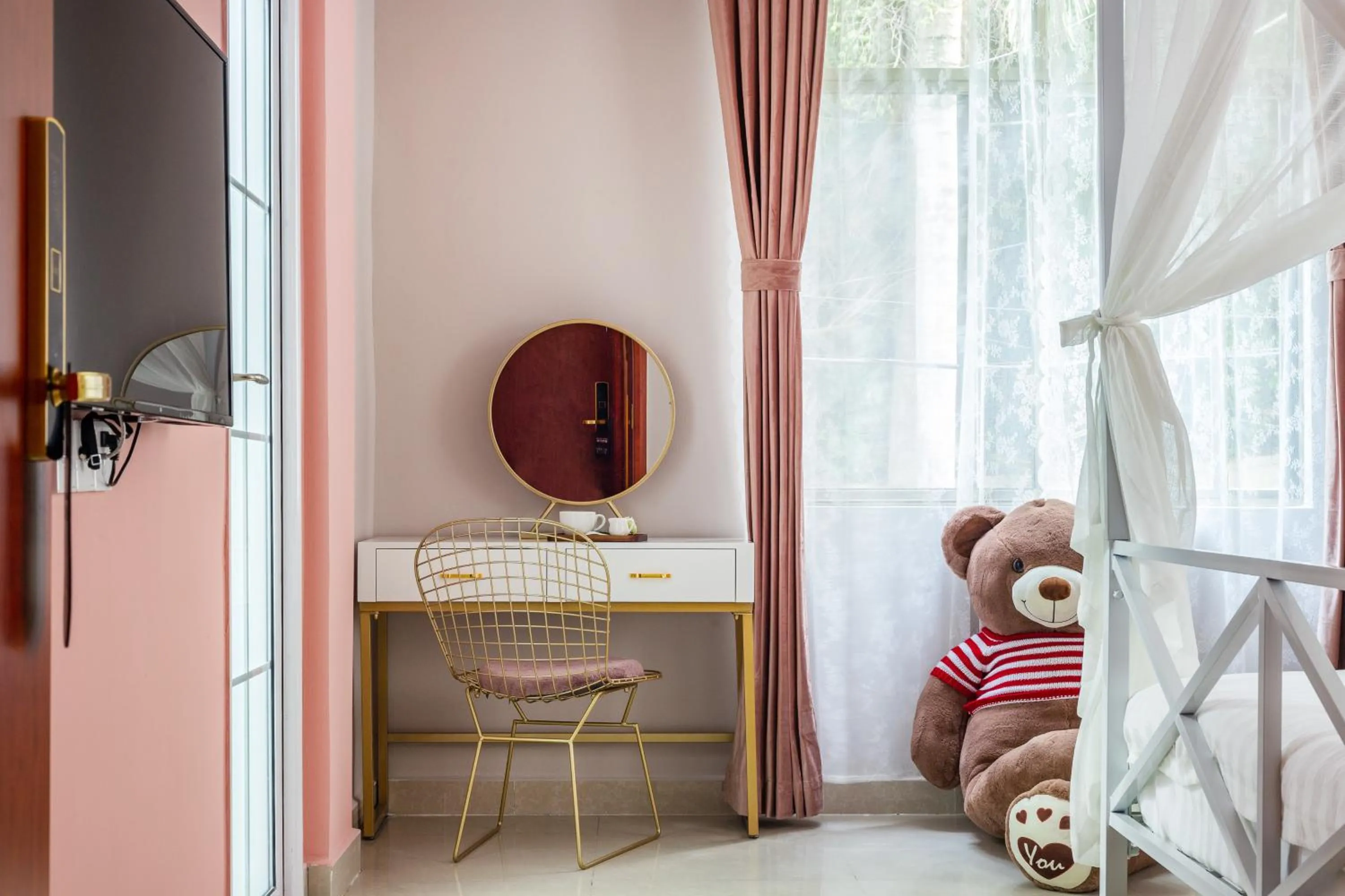 Decorative detail, Bed in Summer Tree Inn