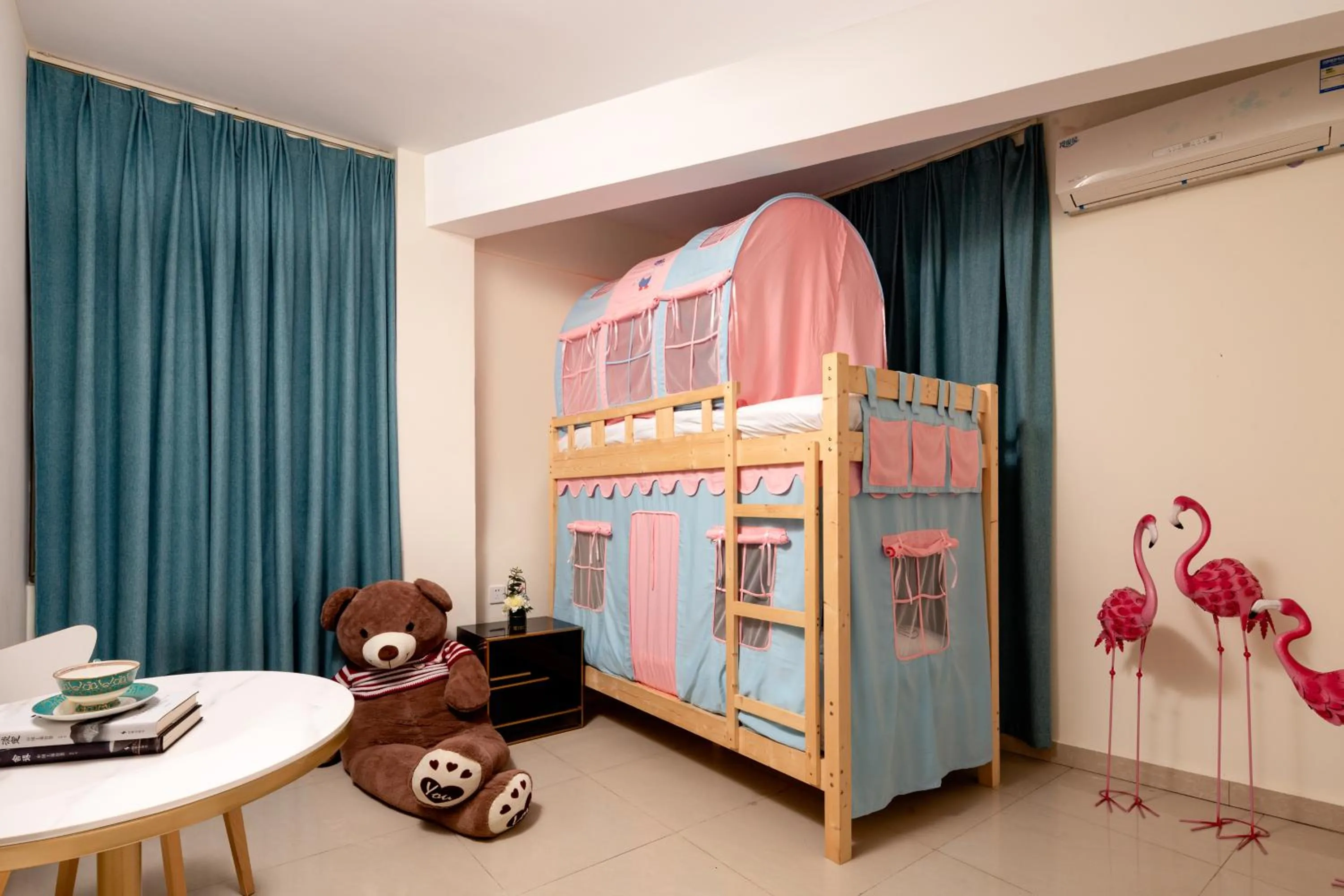 Bed in Summer Tree Inn