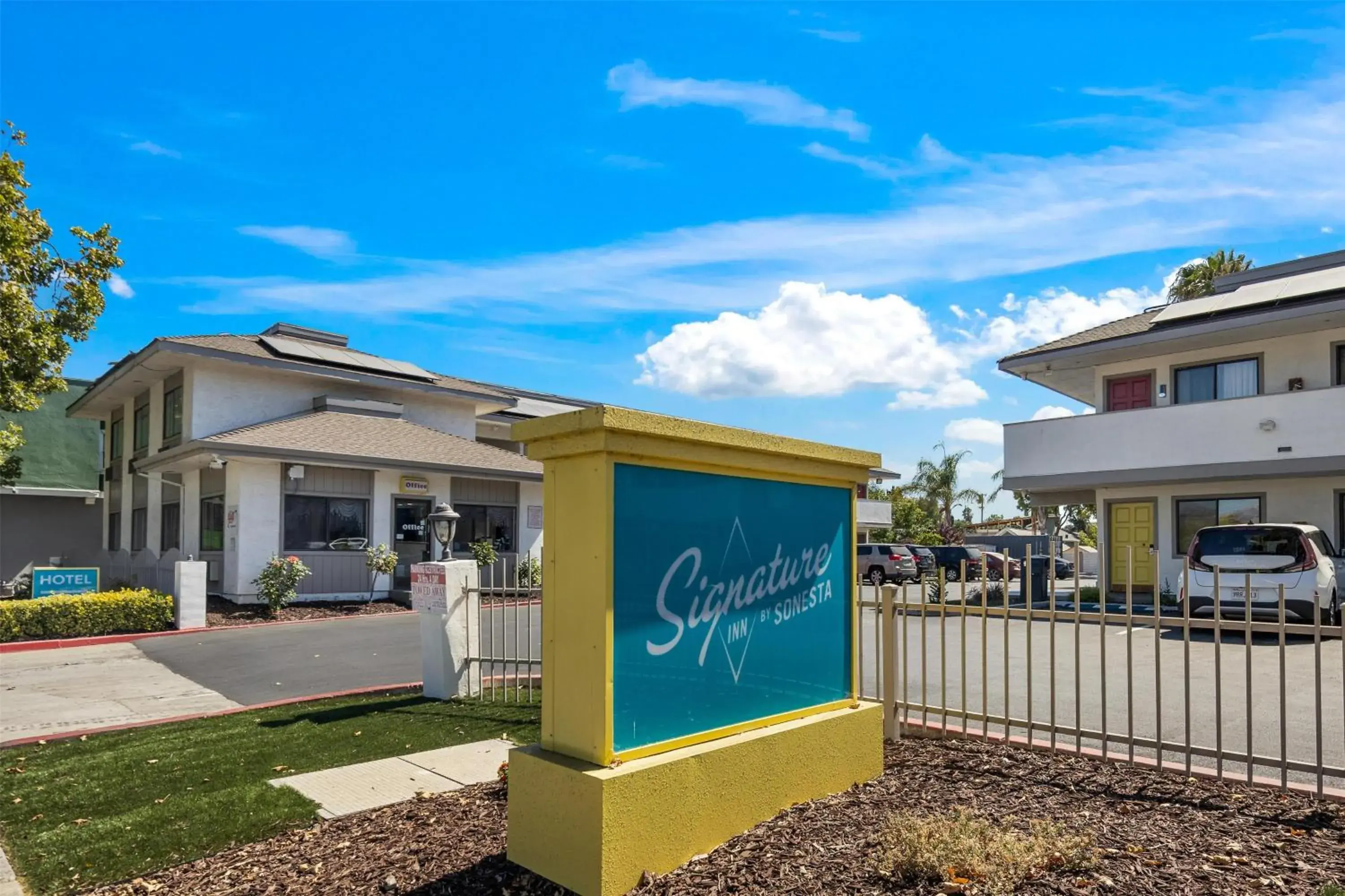 Property building in Signature Inn San Jose Property building in Signature Inn San Jose