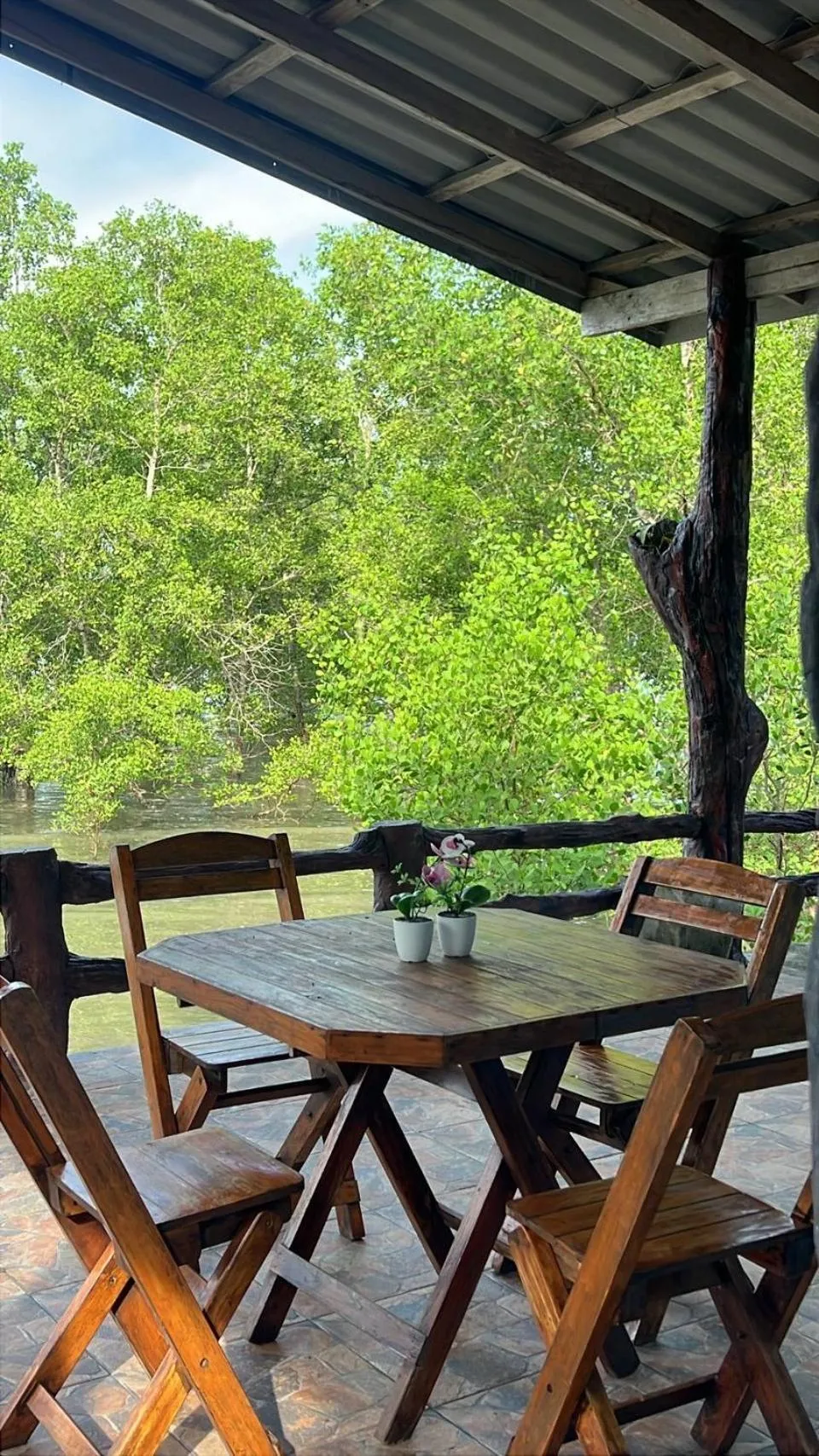 Chomlay Room & Restaurant