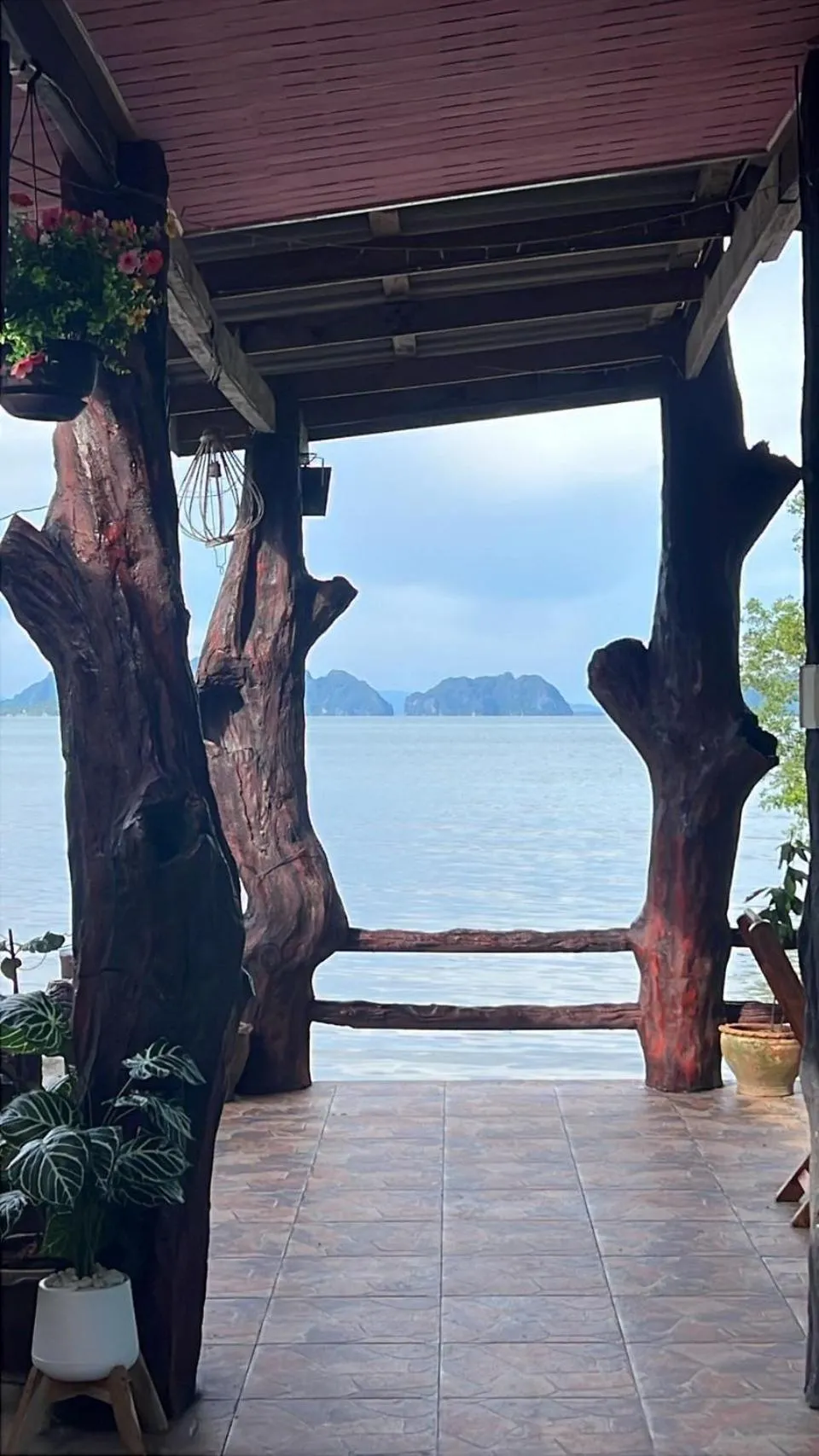 Chomlay Room & Restaurant