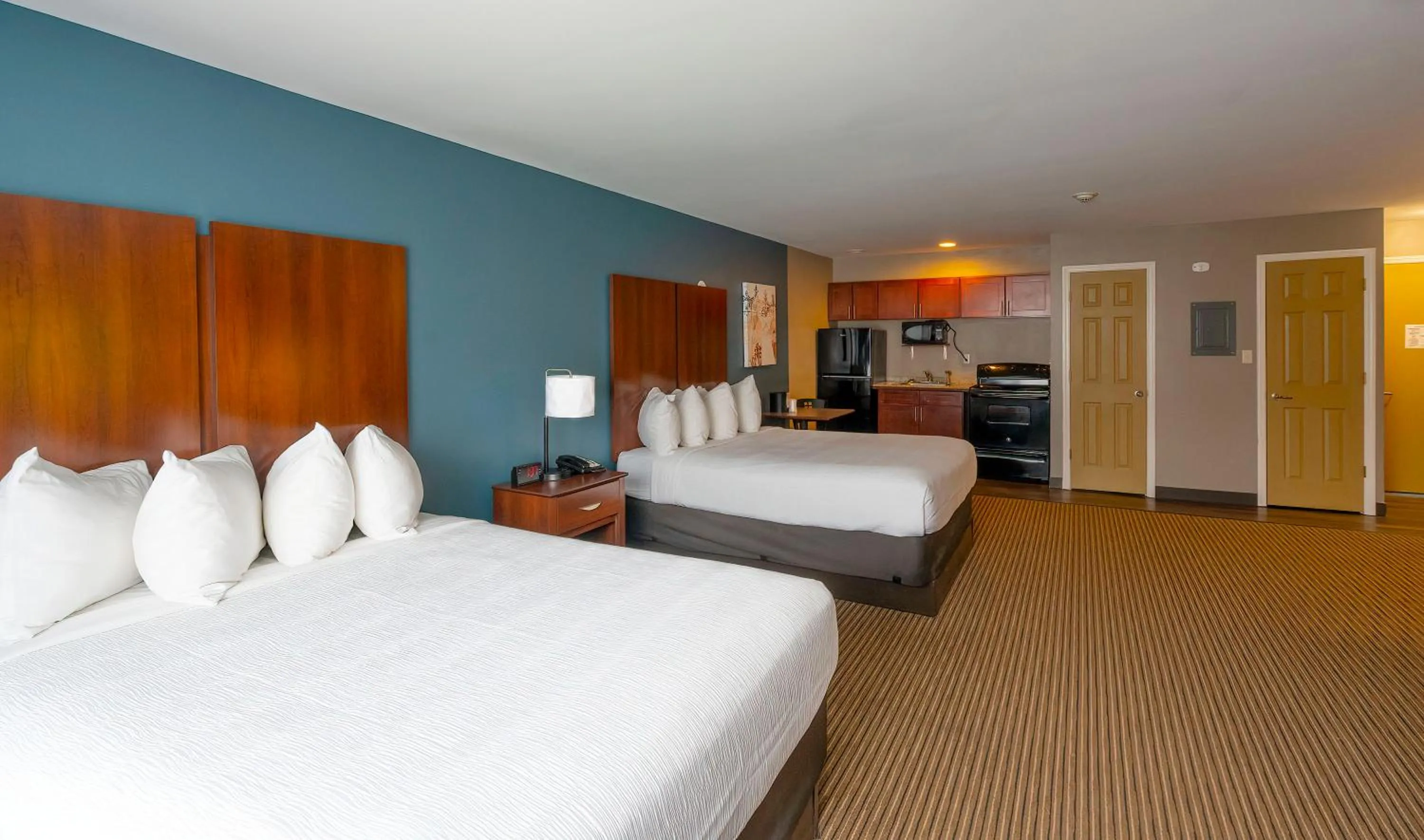 Kitchen or kitchenette, Bed in The Hotel Saratoga, an Ascend Collection Hotel