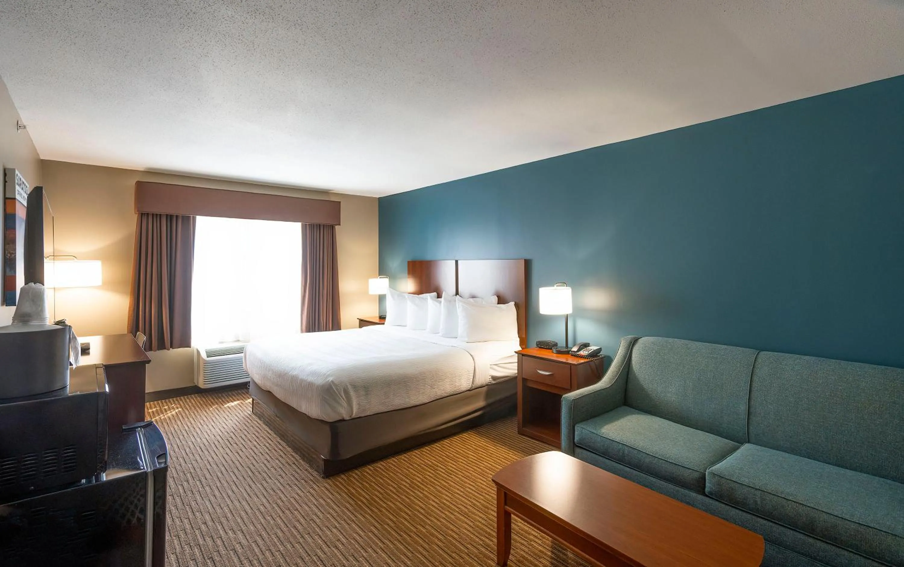 Living room, Bed in The Hotel Saratoga, an Ascend Collection Hotel