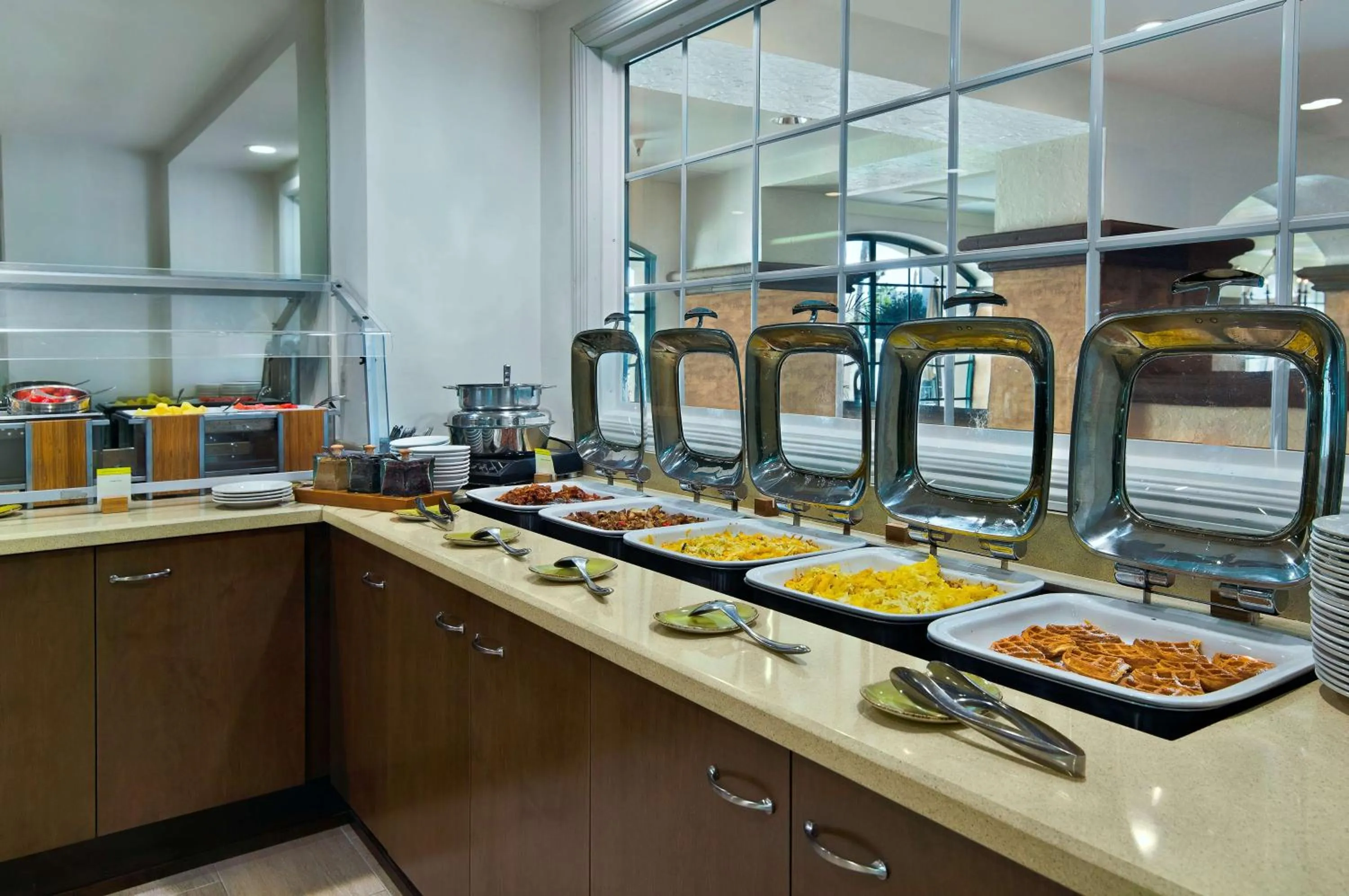 Dining area in DoubleTree by Hilton San Pedro