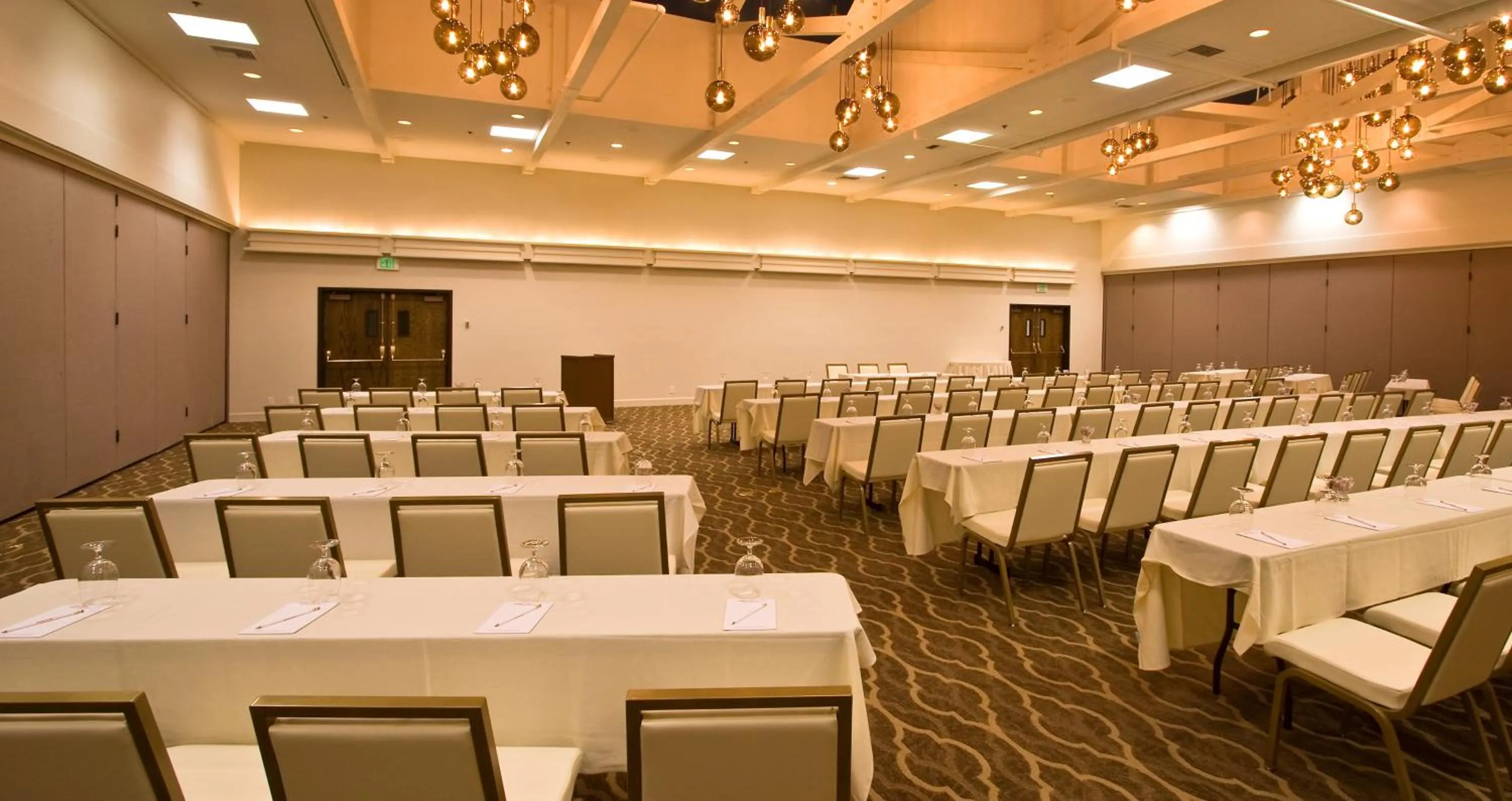Meeting/conference room in Ashland Hills Hotel & Suites