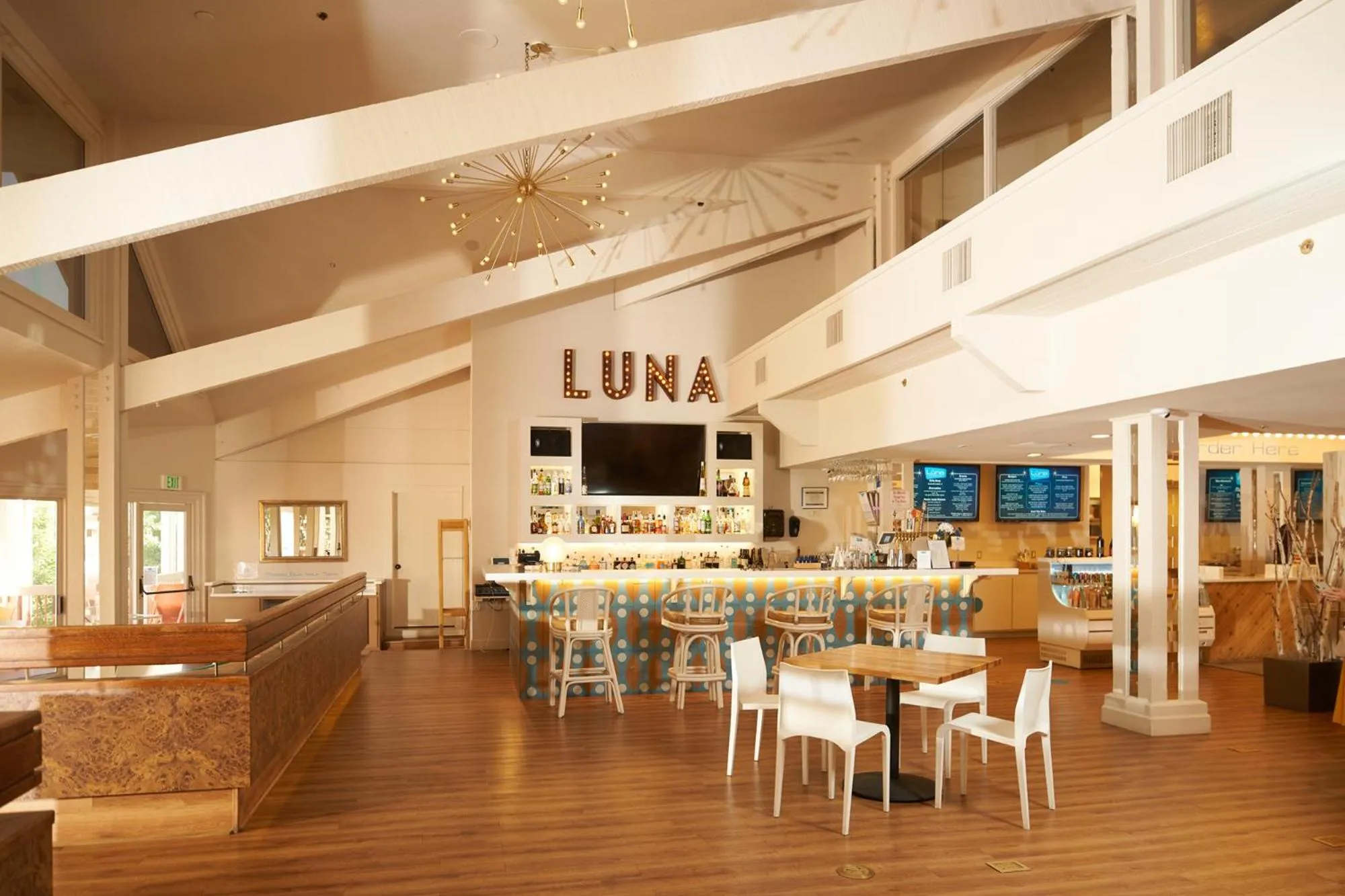 Restaurant/places to eat in Ashland Hills Hotel & Suites