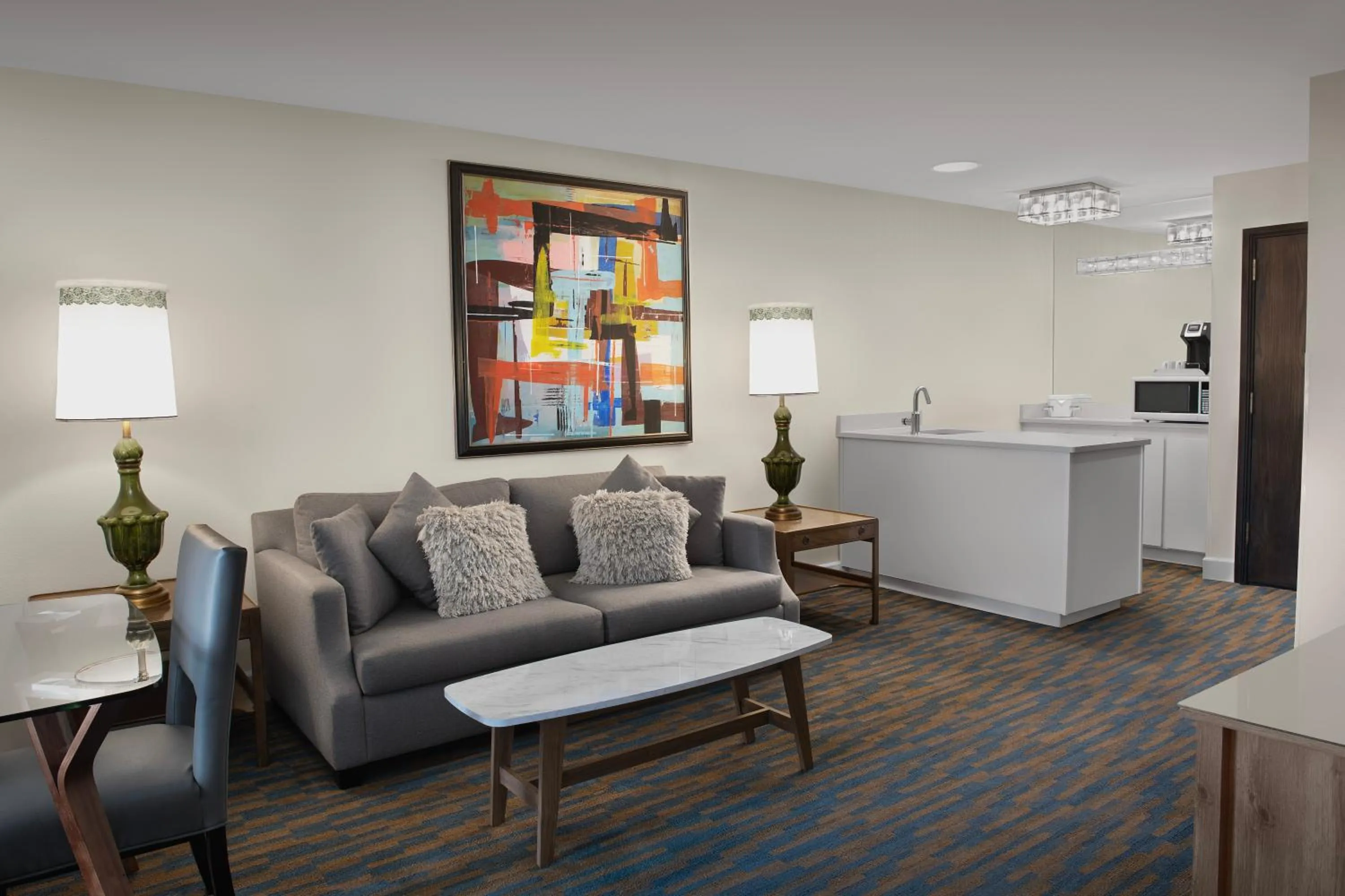 Living room in Ashland Hills Hotel & Suites