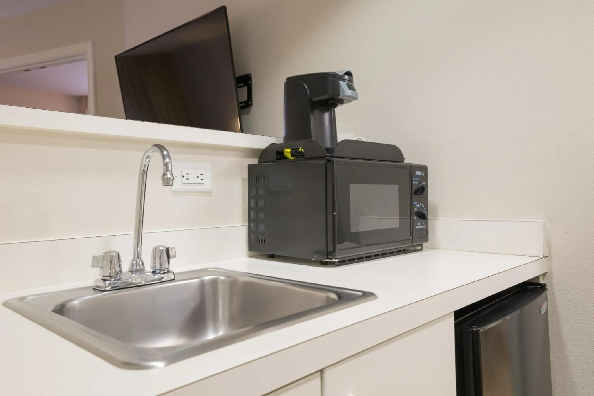Kitchen or kitchenette in Ashland Hills Hotel & Suites