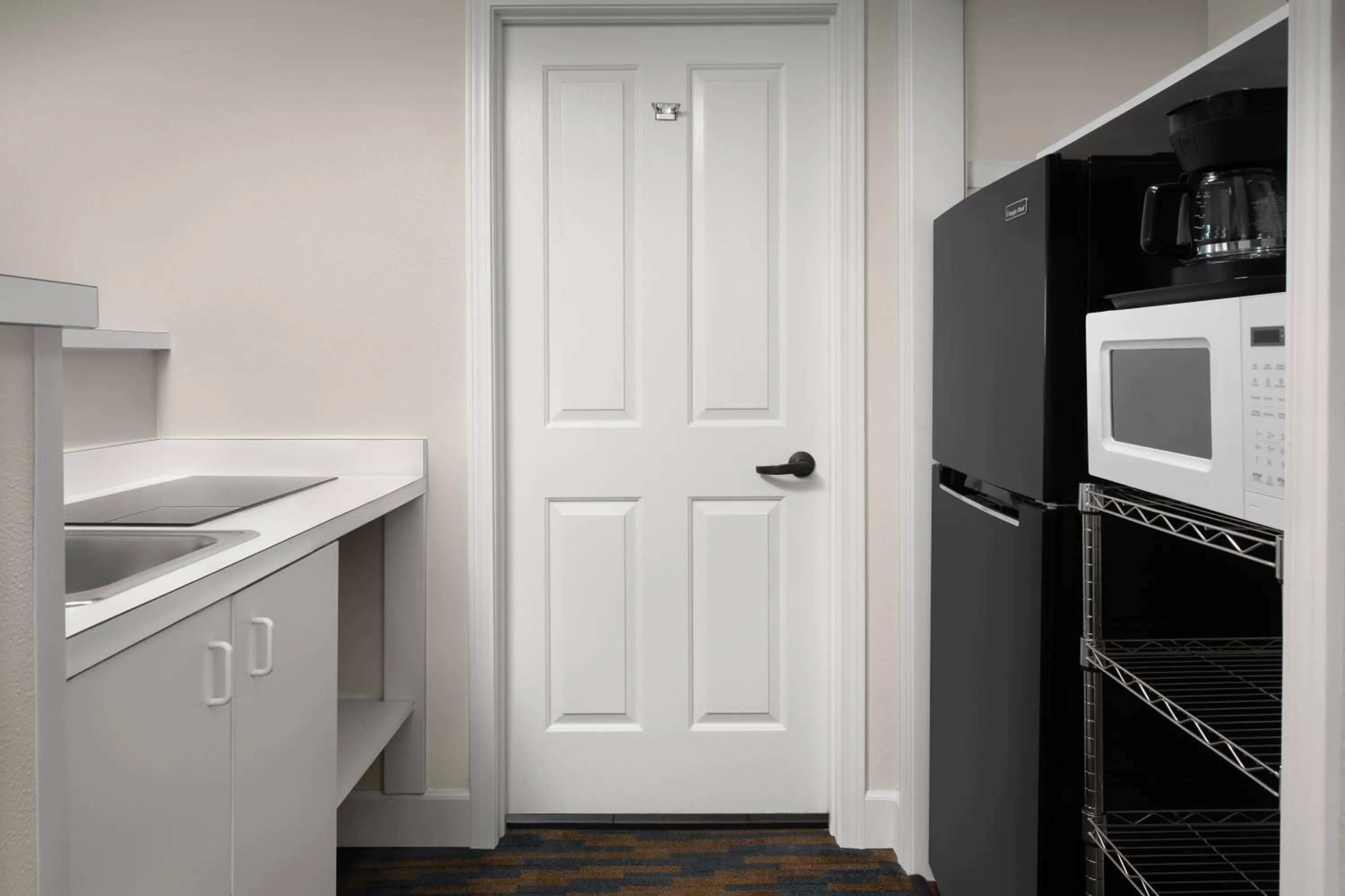 Kitchen or kitchenette in Ashland Hills Hotel & Suites