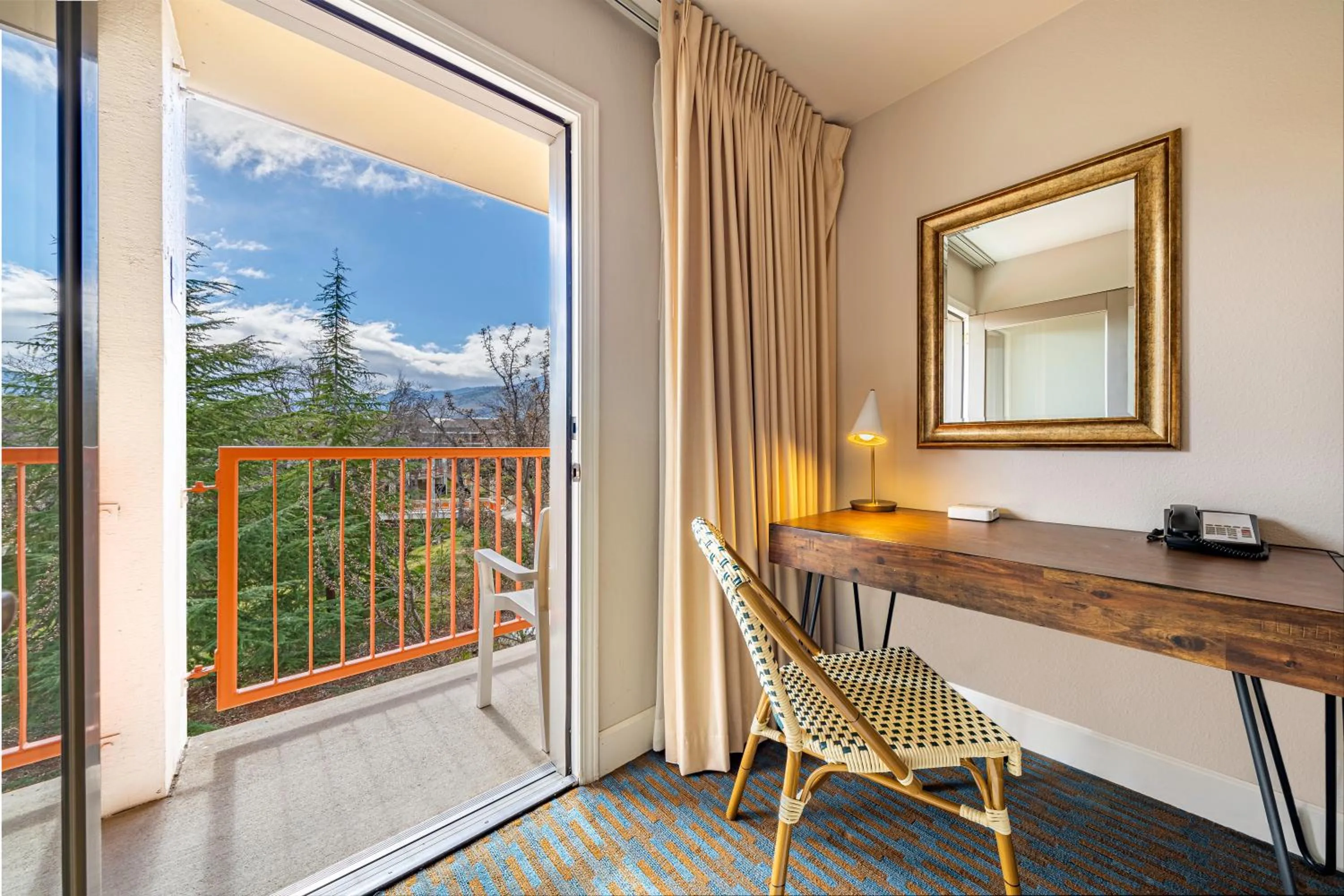 Living room in Ashland Hills Hotel & Suites