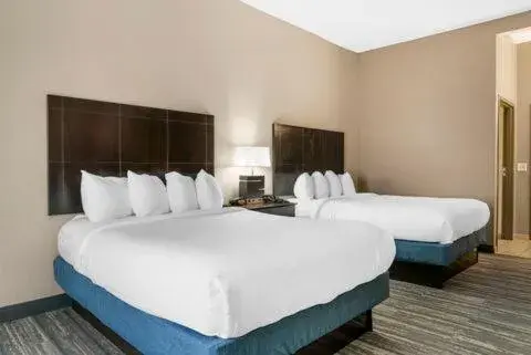 Bed in Comfort Inn & Suites Toledo North Bed in Comfort Inn & Suites Toledo North