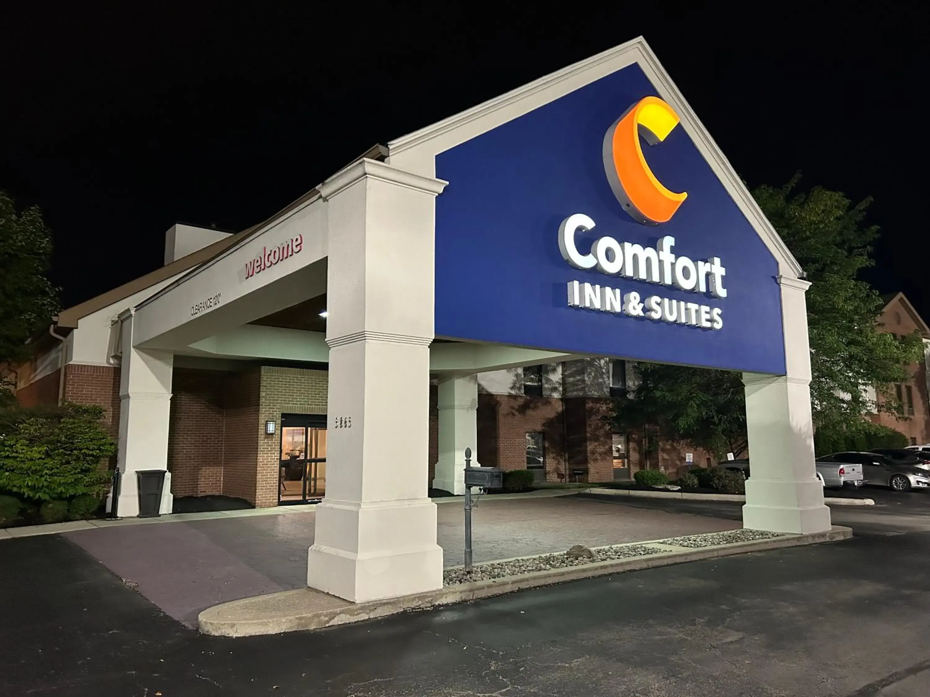 Property building in Comfort Inn & Suites Toledo North Property building in Comfort Inn & Suites Toledo North