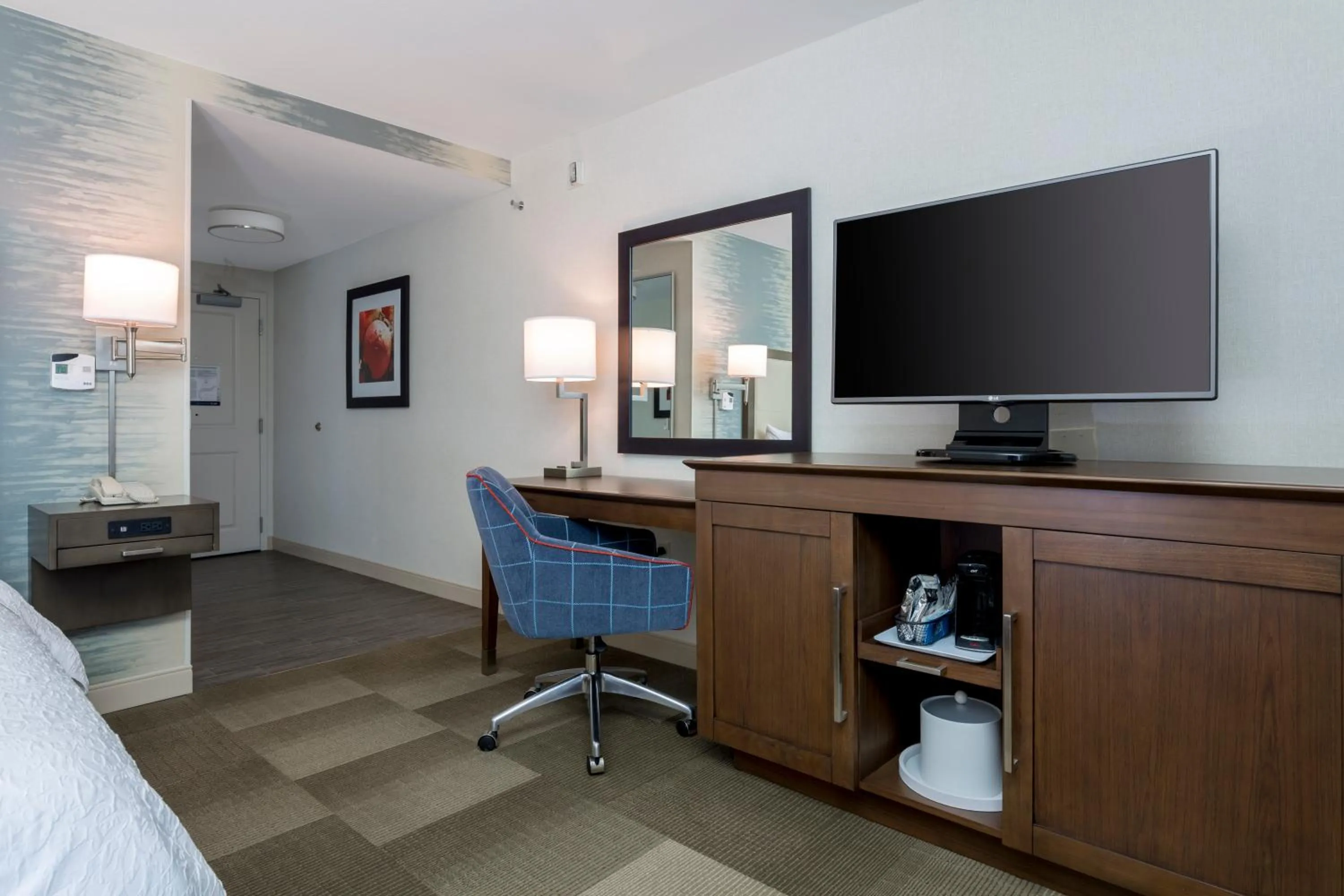 TV and multimedia, Bed in Hampton Inn & Suites San Diego-Poway