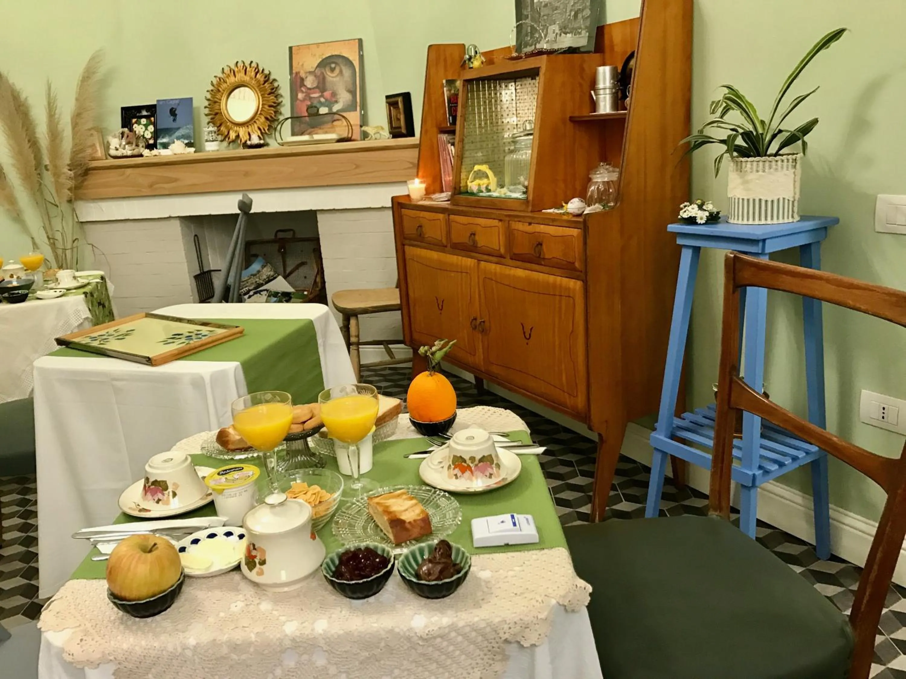 Communal lounge/ TV room in Jacaranda