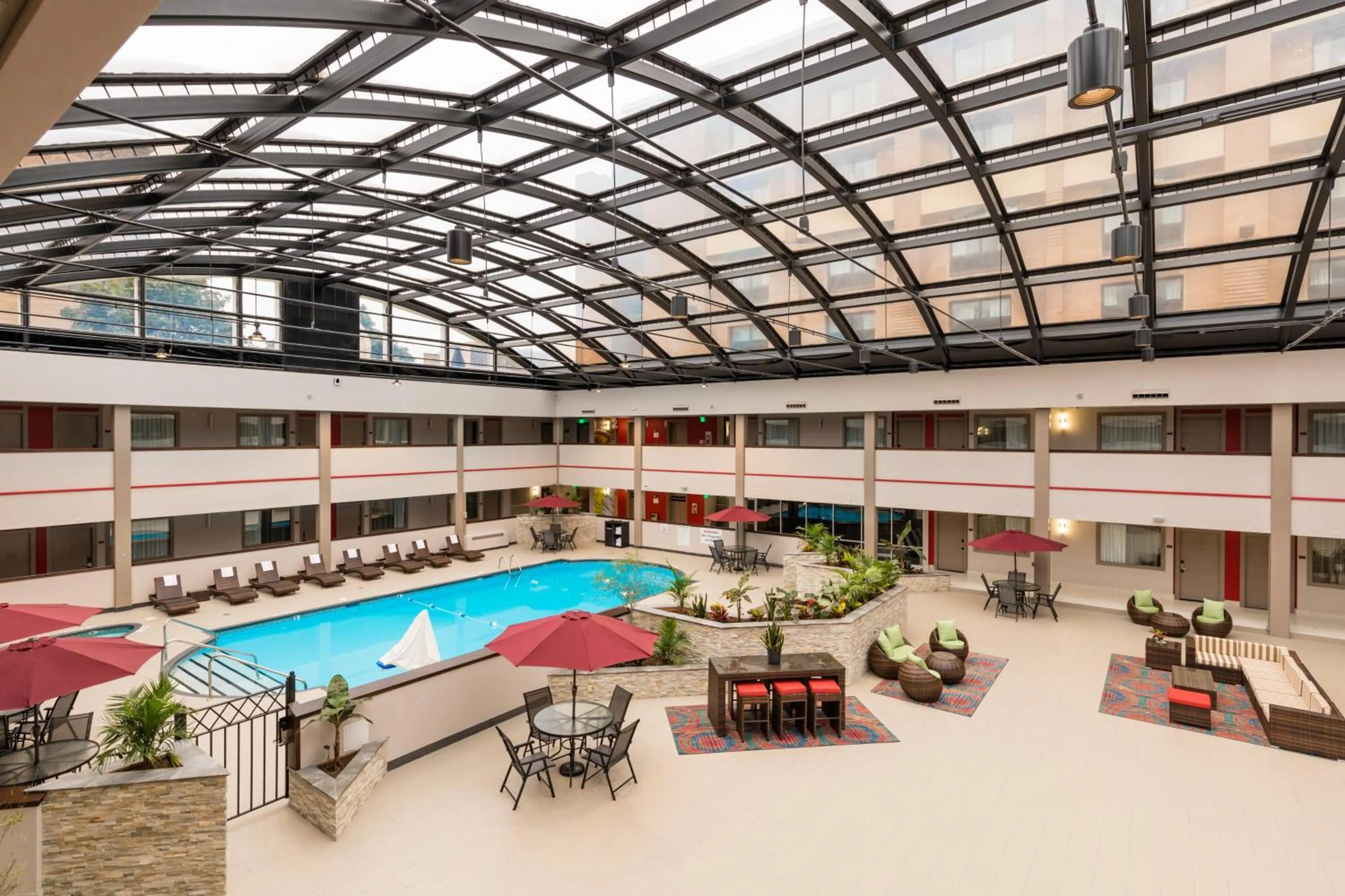 Swimming pool in Holiday Inn Brookfield - Milwaukee by IHG