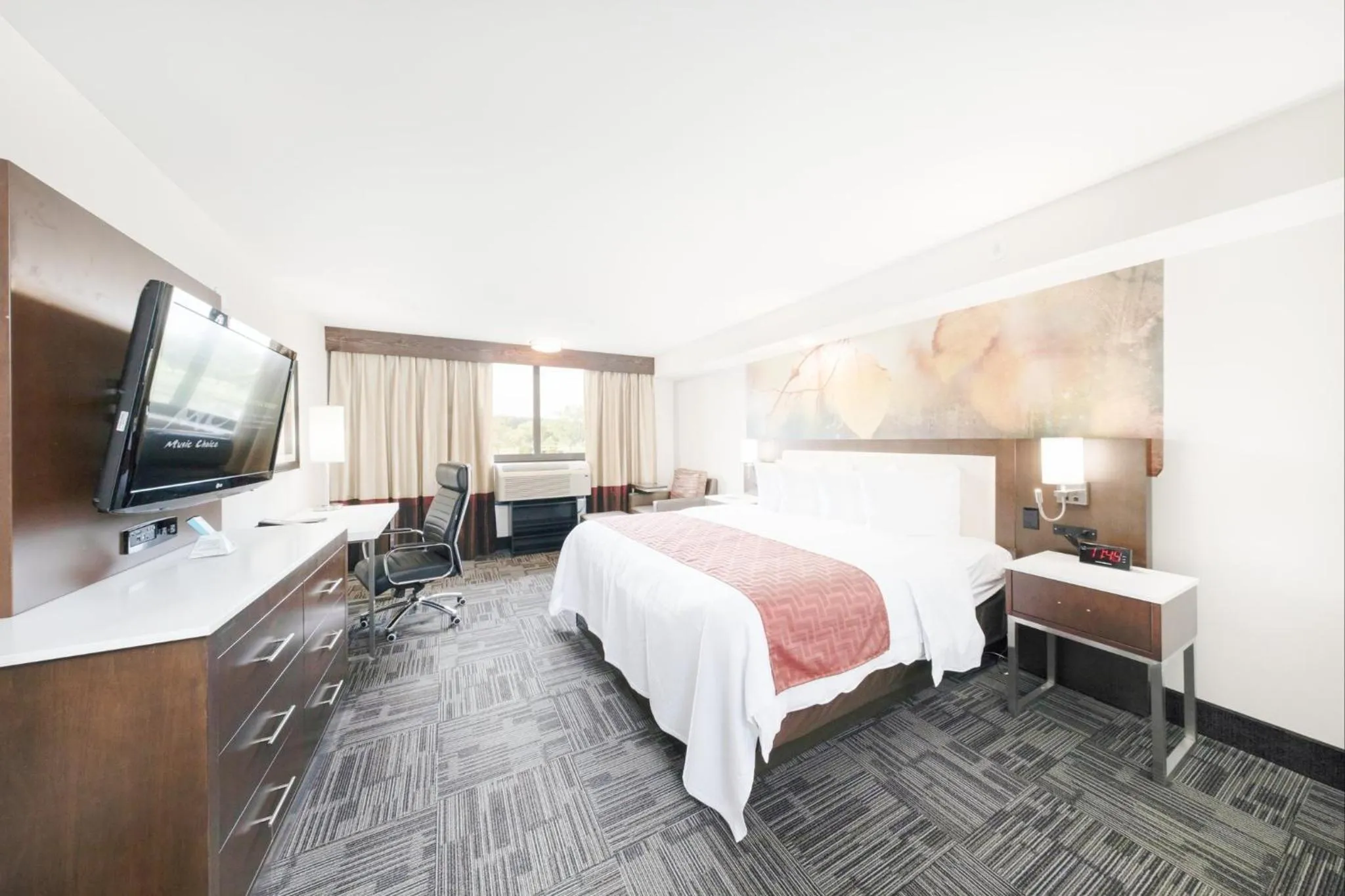 Photo of the whole room, Bed in Holiday Inn Brookfield - Milwaukee by IHG