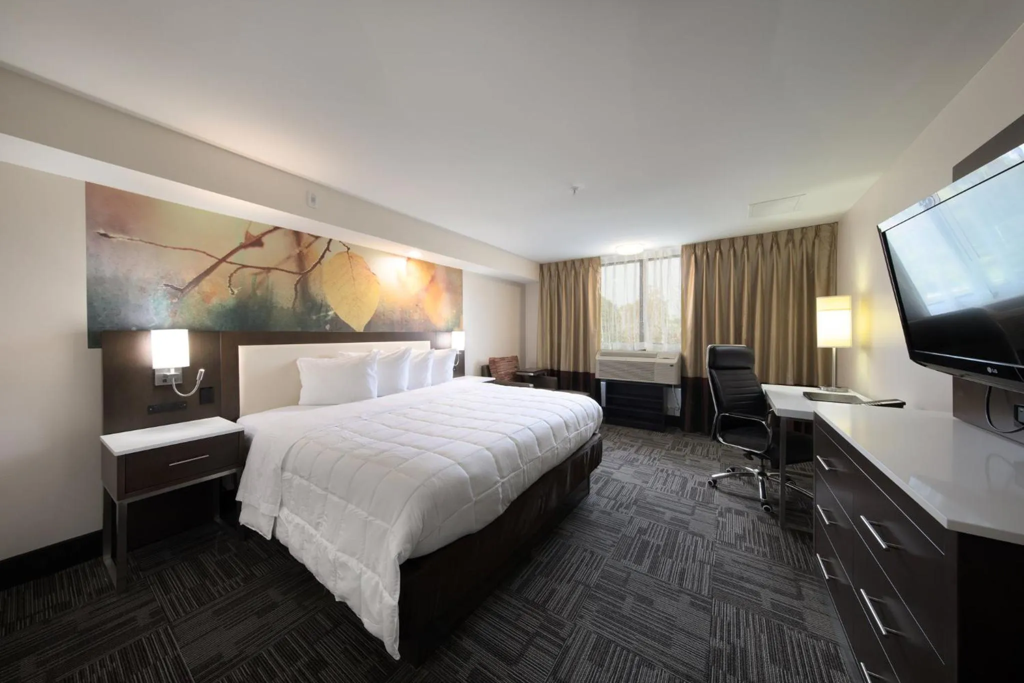 Photo of the whole room, Bed in Holiday Inn Brookfield - Milwaukee by IHG