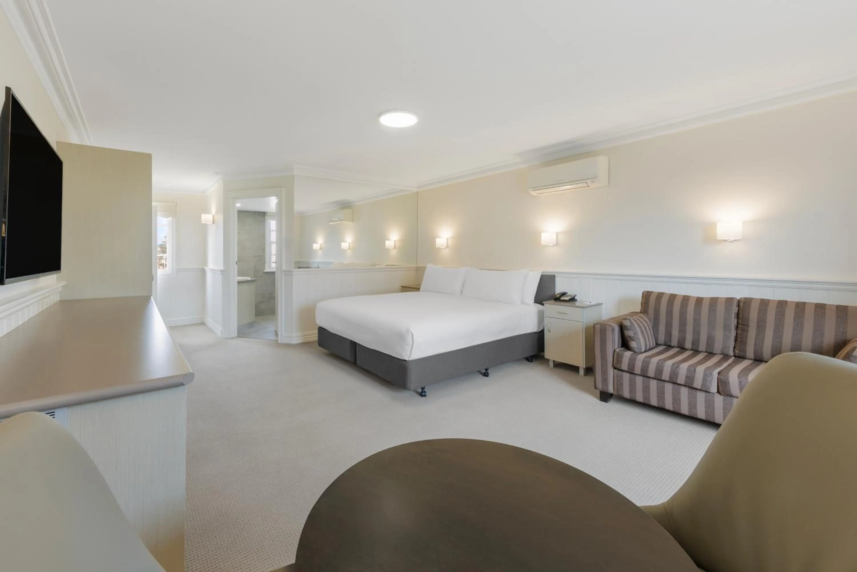 Photo of the whole room, Bed in Best Western Olde Maritime Motor Inn