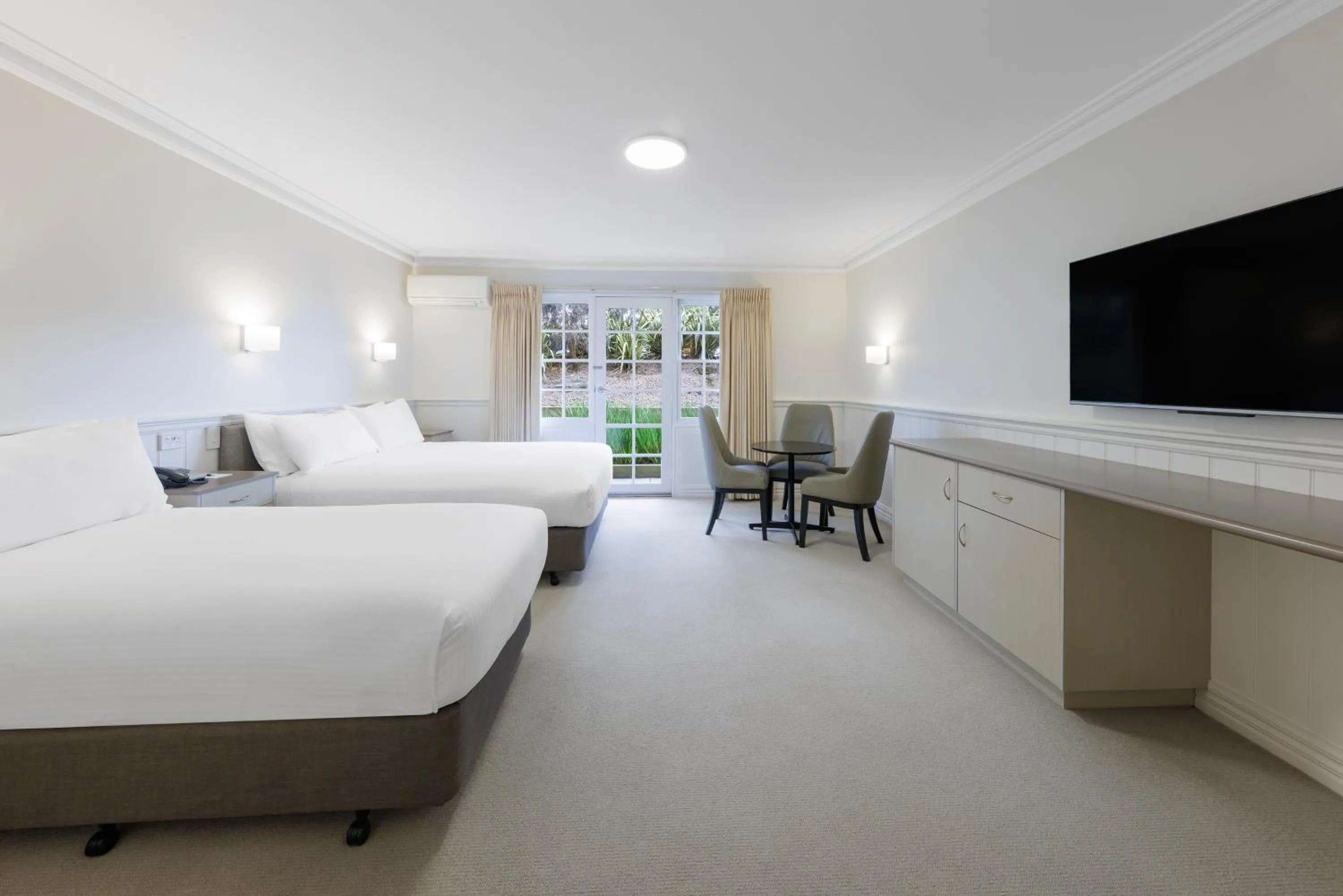 Photo of the whole room, Bed in Best Western Olde Maritime Motor Inn