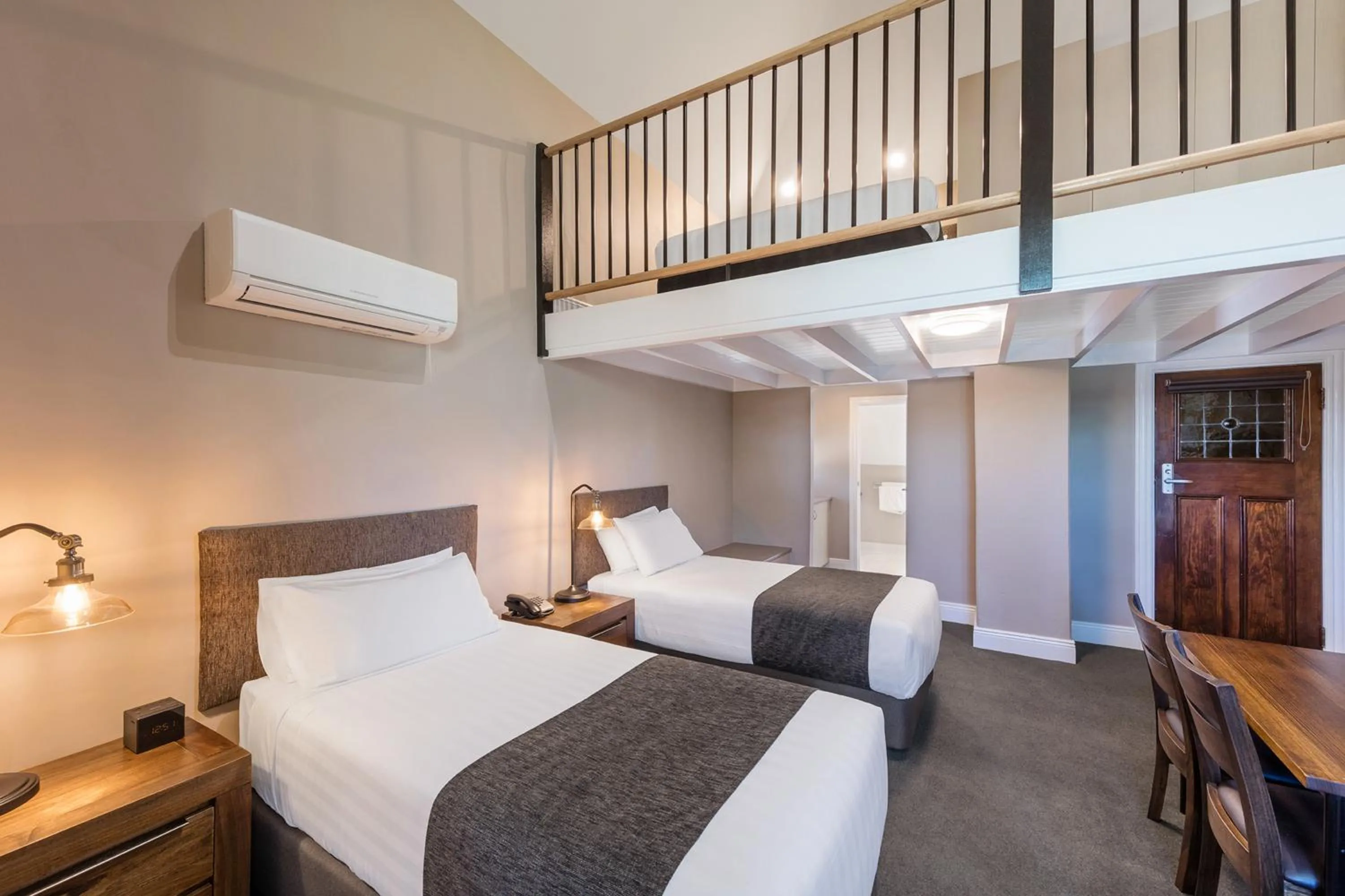 Dining area, Bed in Best Western Olde Maritime Motor Inn