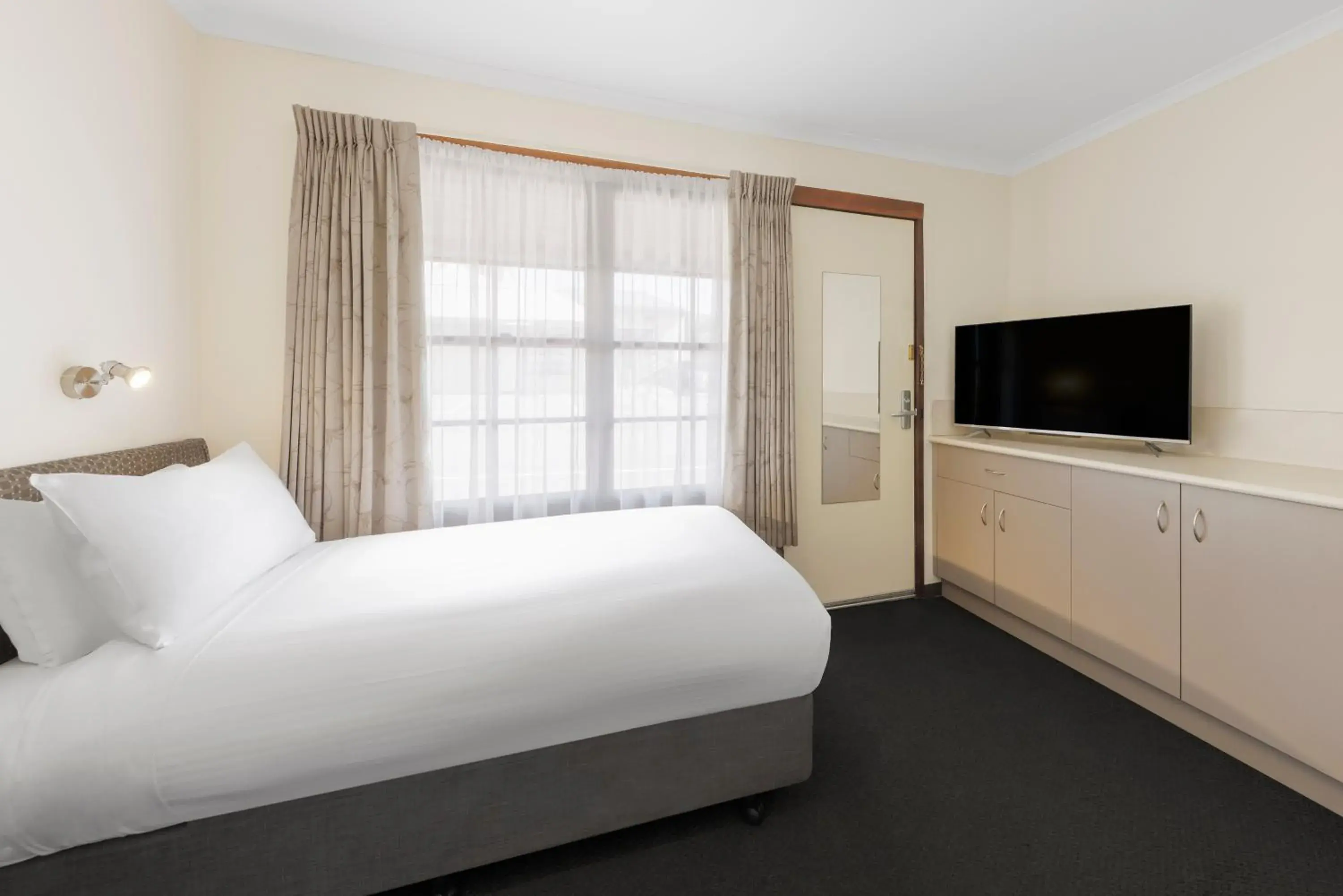 Bedroom, Bed in Best Western Olde Maritime Motor Inn Bedroom, Bed in Best Western Olde Maritime Motor Inn