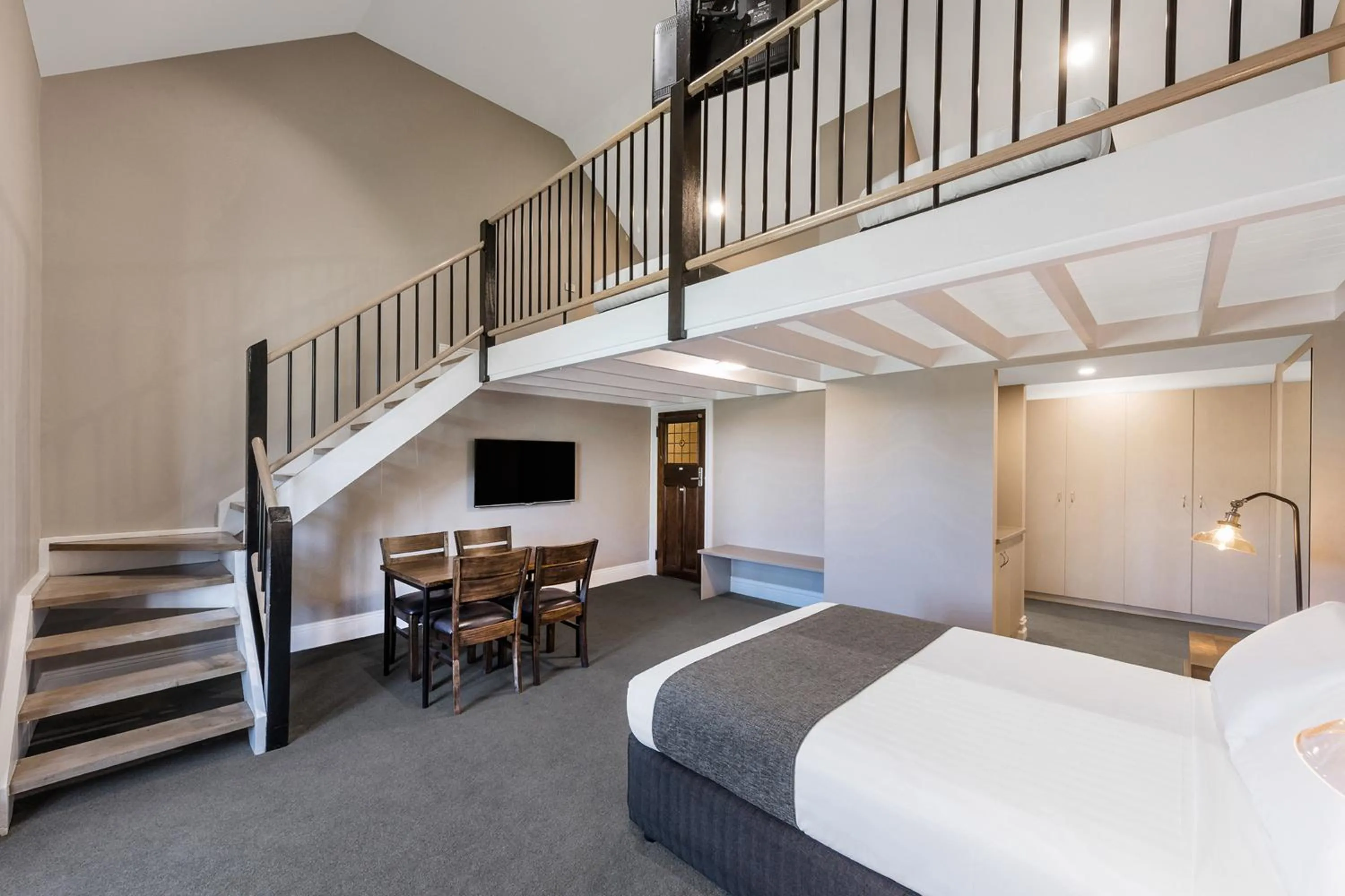 Dining area, Bed in Best Western Olde Maritime Motor Inn