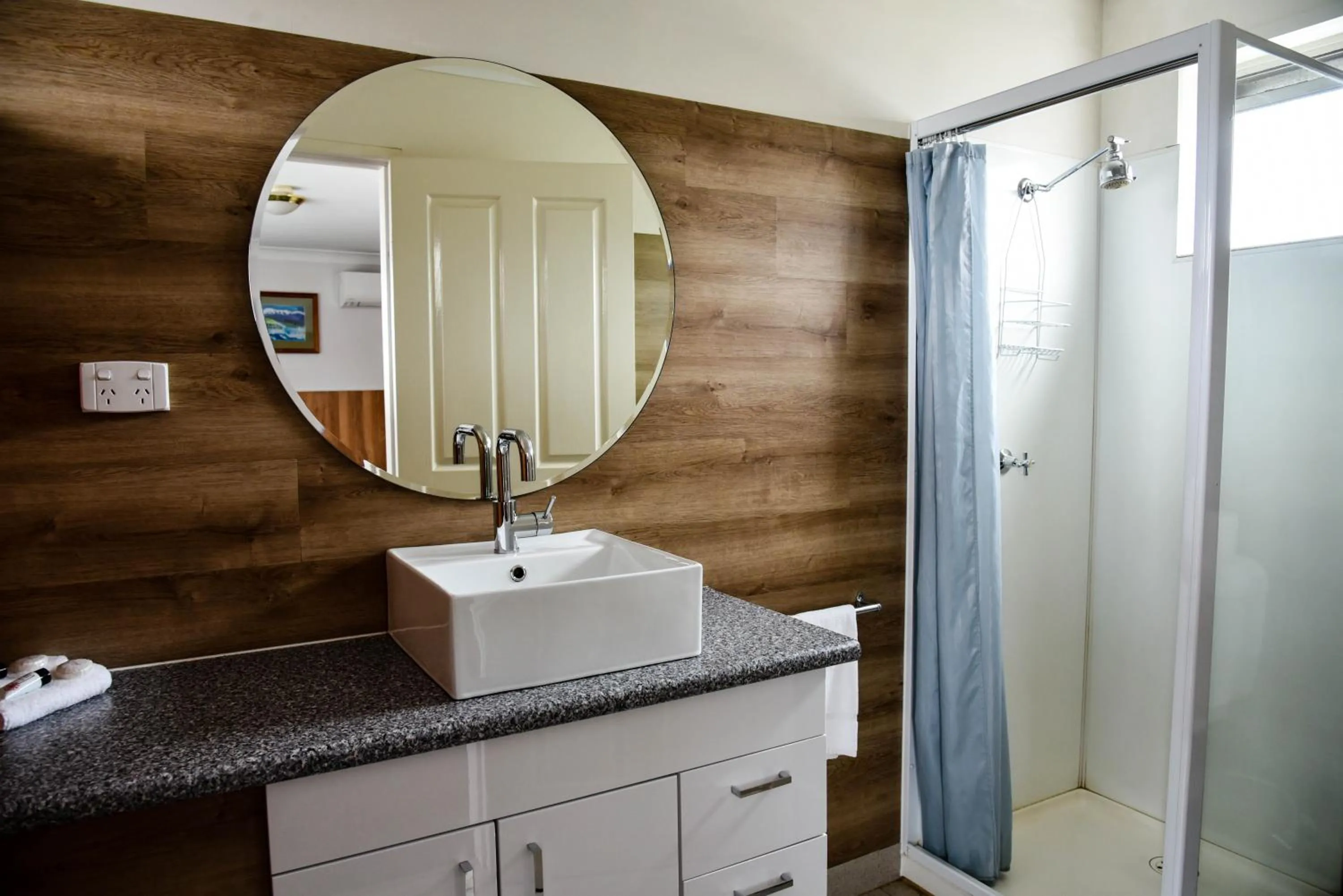 Bathroom in Hobart Tower Motel