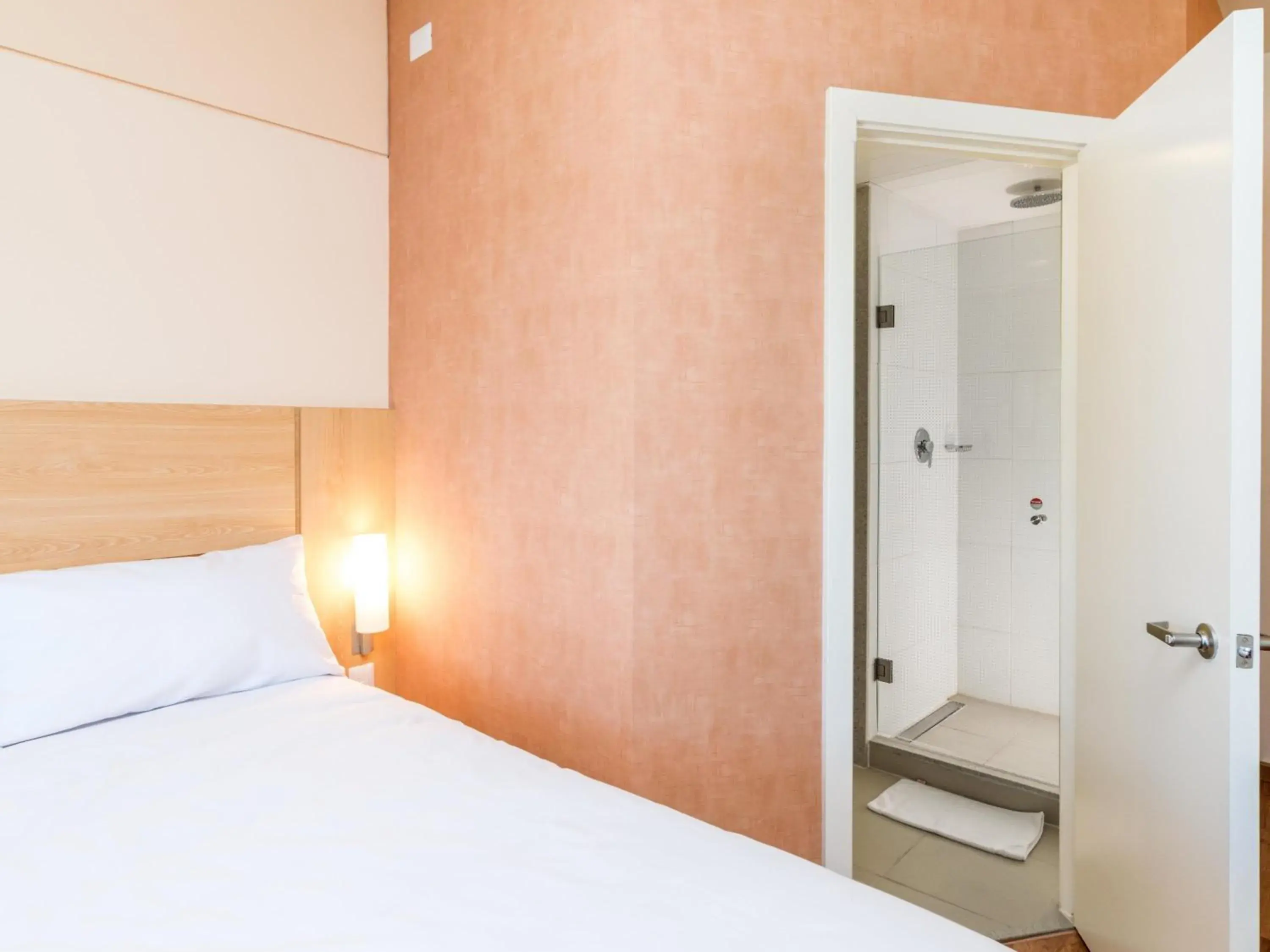 Bedroom, Bed in ibis Puerto Montt Bedroom, Bed in ibis Puerto Montt