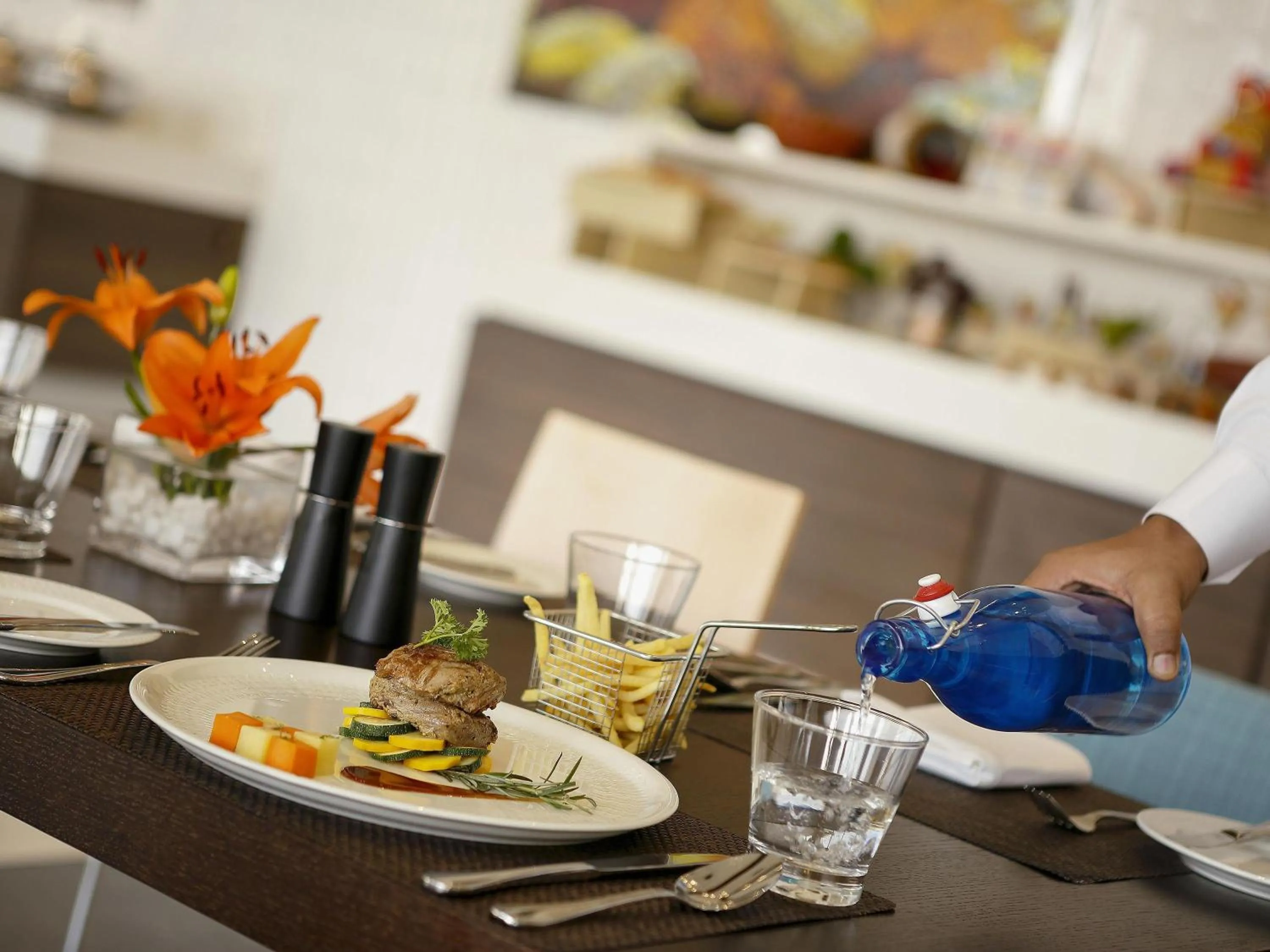 Restaurant/places to eat in Novotel Kochi Infopark