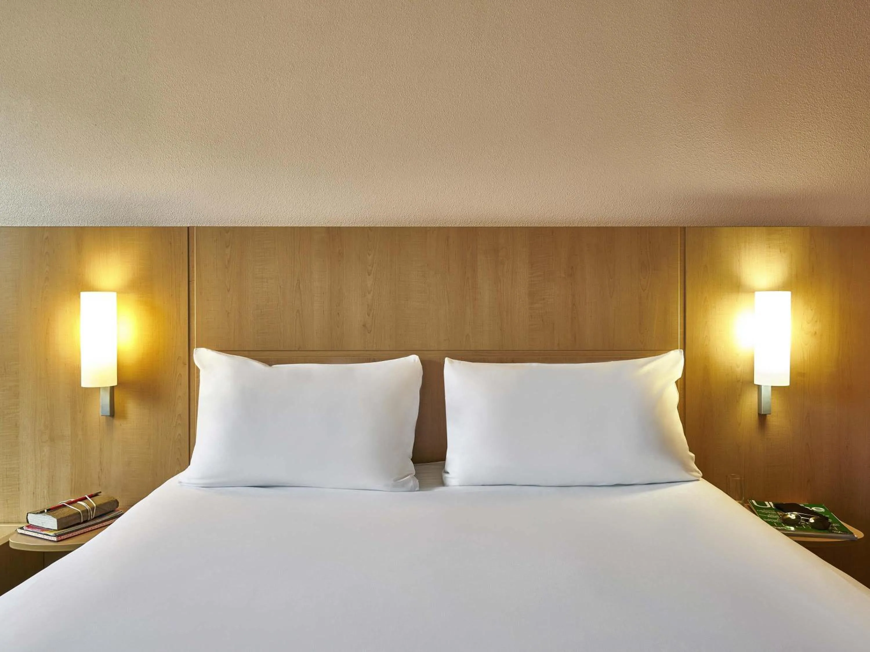 Bedroom, Bed in Ibis Barcelona Centro (Sagrada Familia)