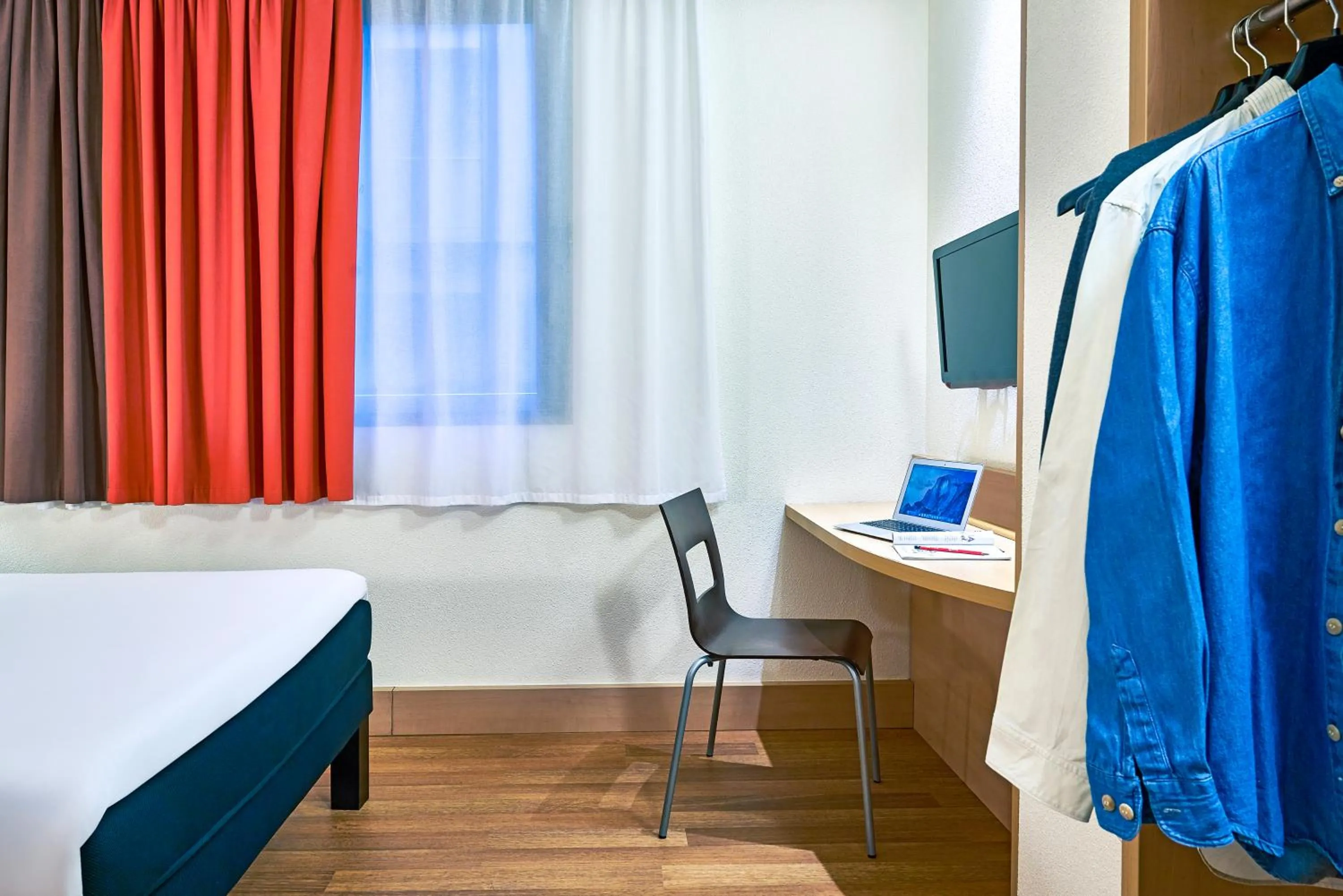 Bedroom, Bed in Ibis Barcelona Centro (Sagrada Familia)