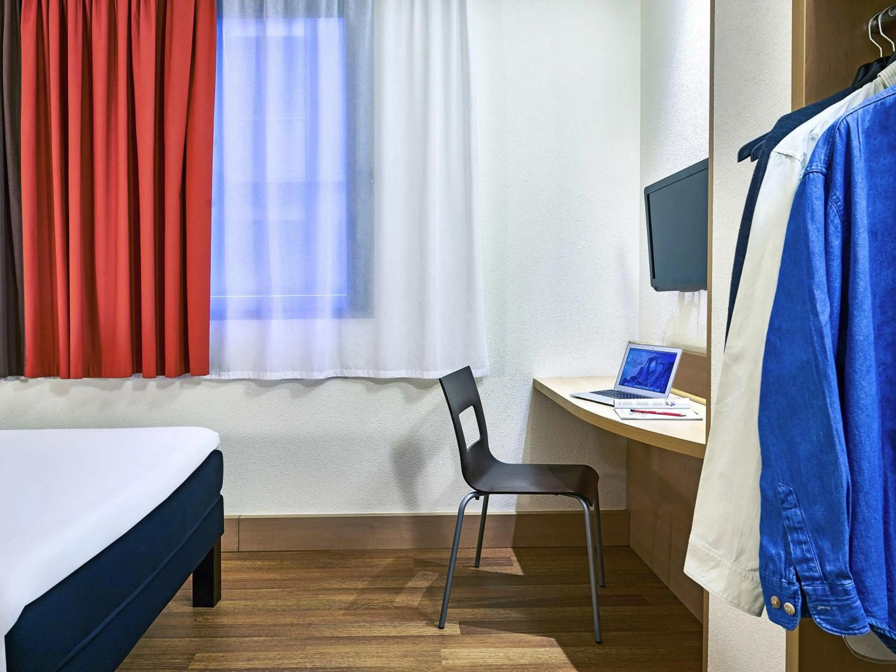 Bedroom, Bed in Ibis Barcelona Centro (Sagrada Familia)