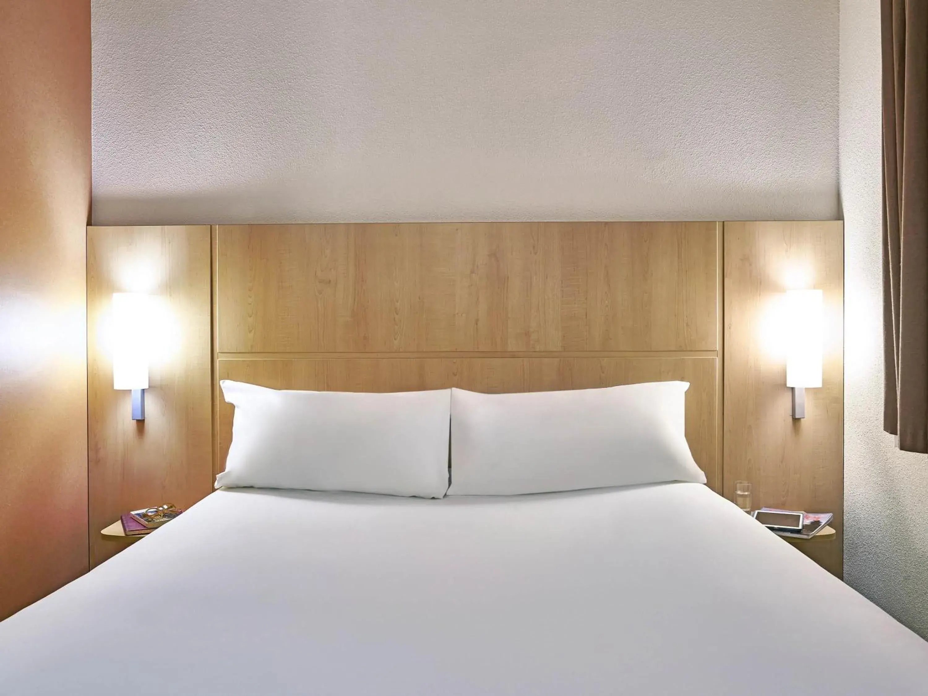 Bedroom, Bed in Ibis Barcelona Centro (Sagrada Familia) Bedroom, Bed in Ibis Barcelona Centro (Sagrada Familia)