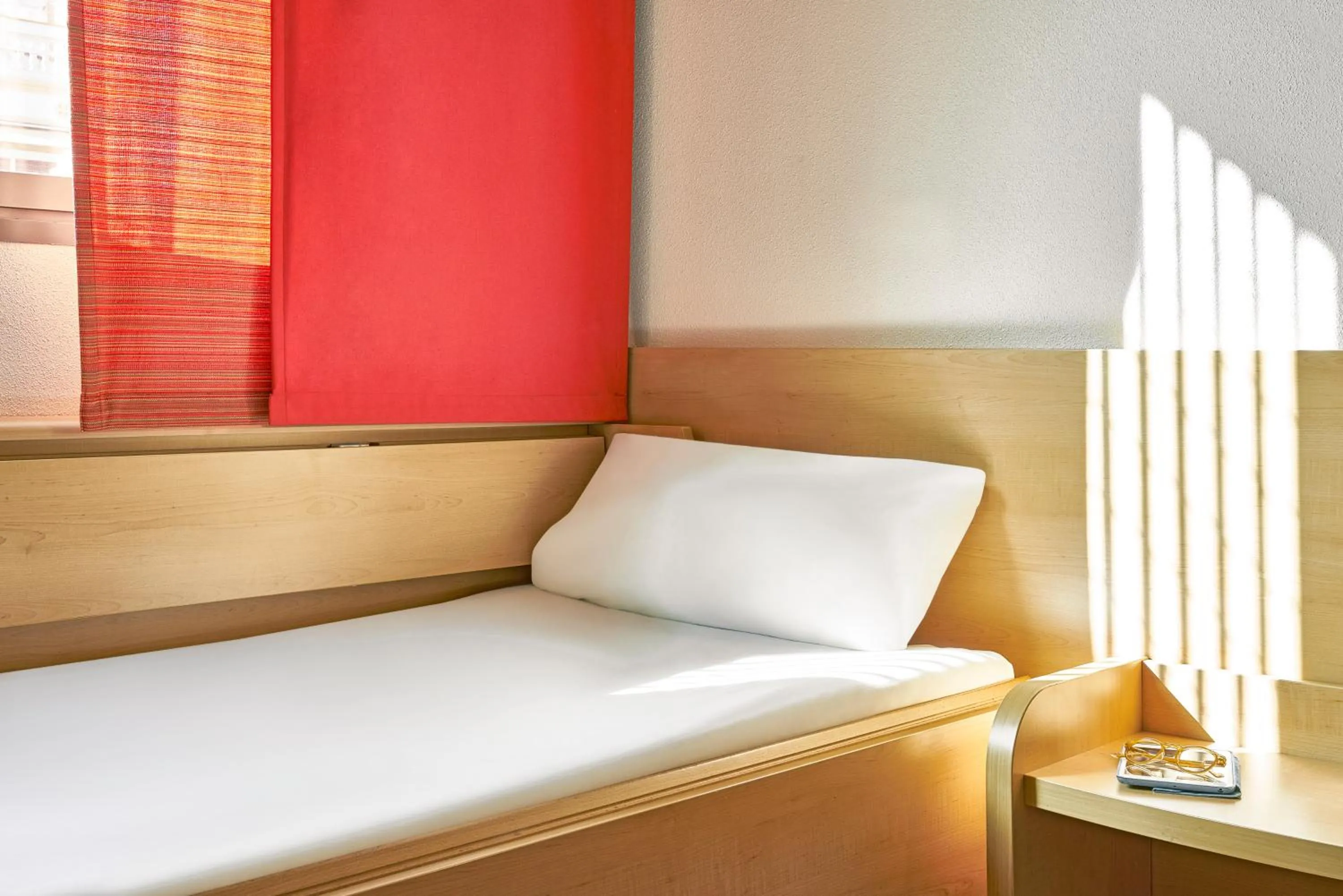 Bed in Ibis Barcelona Centro (Sagrada Familia)