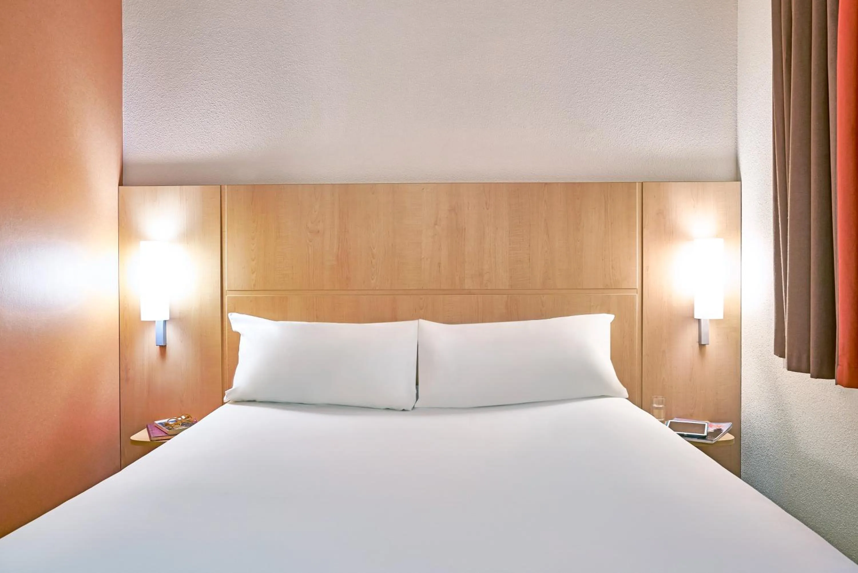 Bed in Ibis Barcelona Centro (Sagrada Familia)