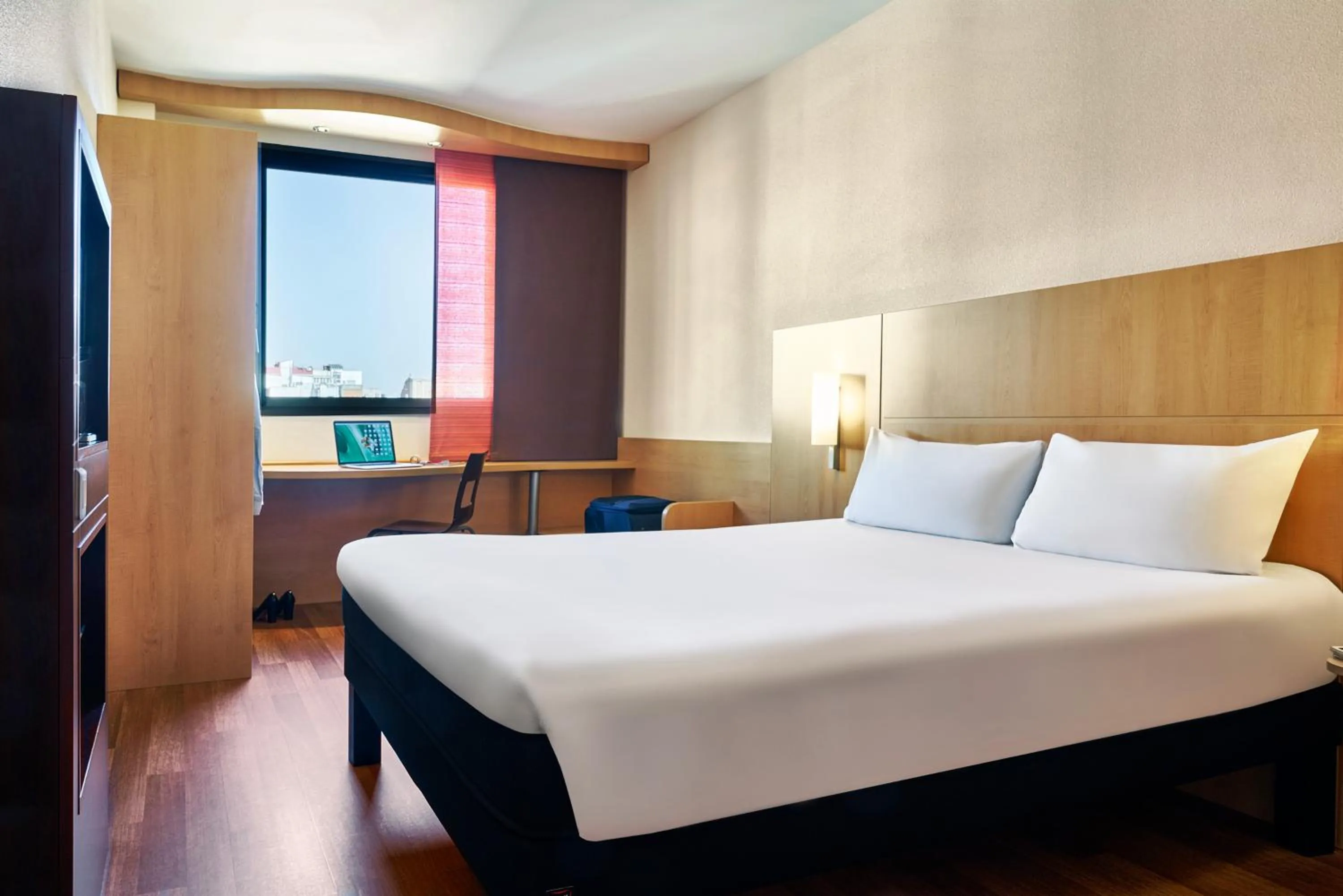 Bedroom, Bed in Ibis Barcelona Centro (Sagrada Familia)
