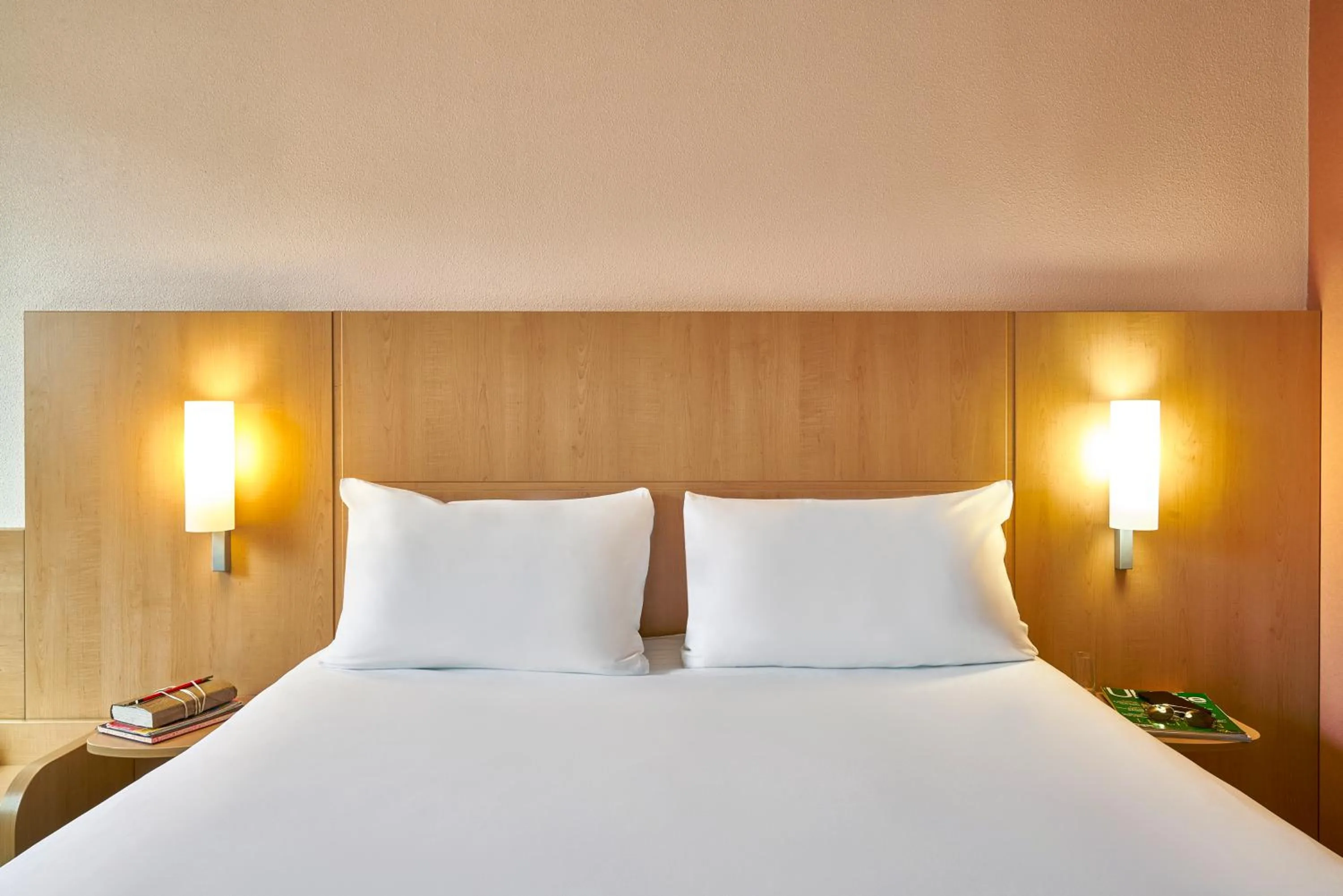 Bed in Ibis Barcelona Centro (Sagrada Familia)