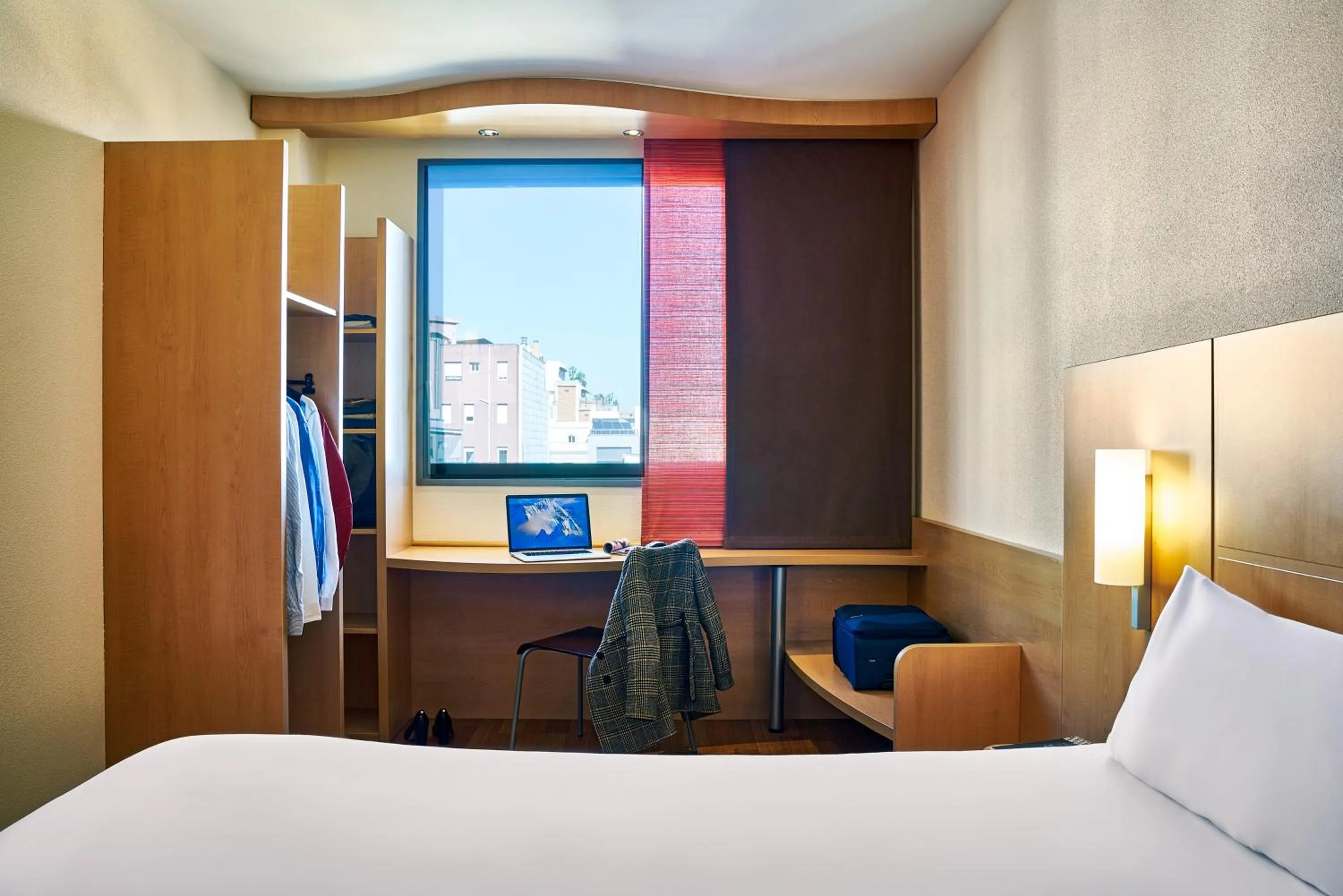 Bedroom, Bed in Ibis Barcelona Centro (Sagrada Familia)
