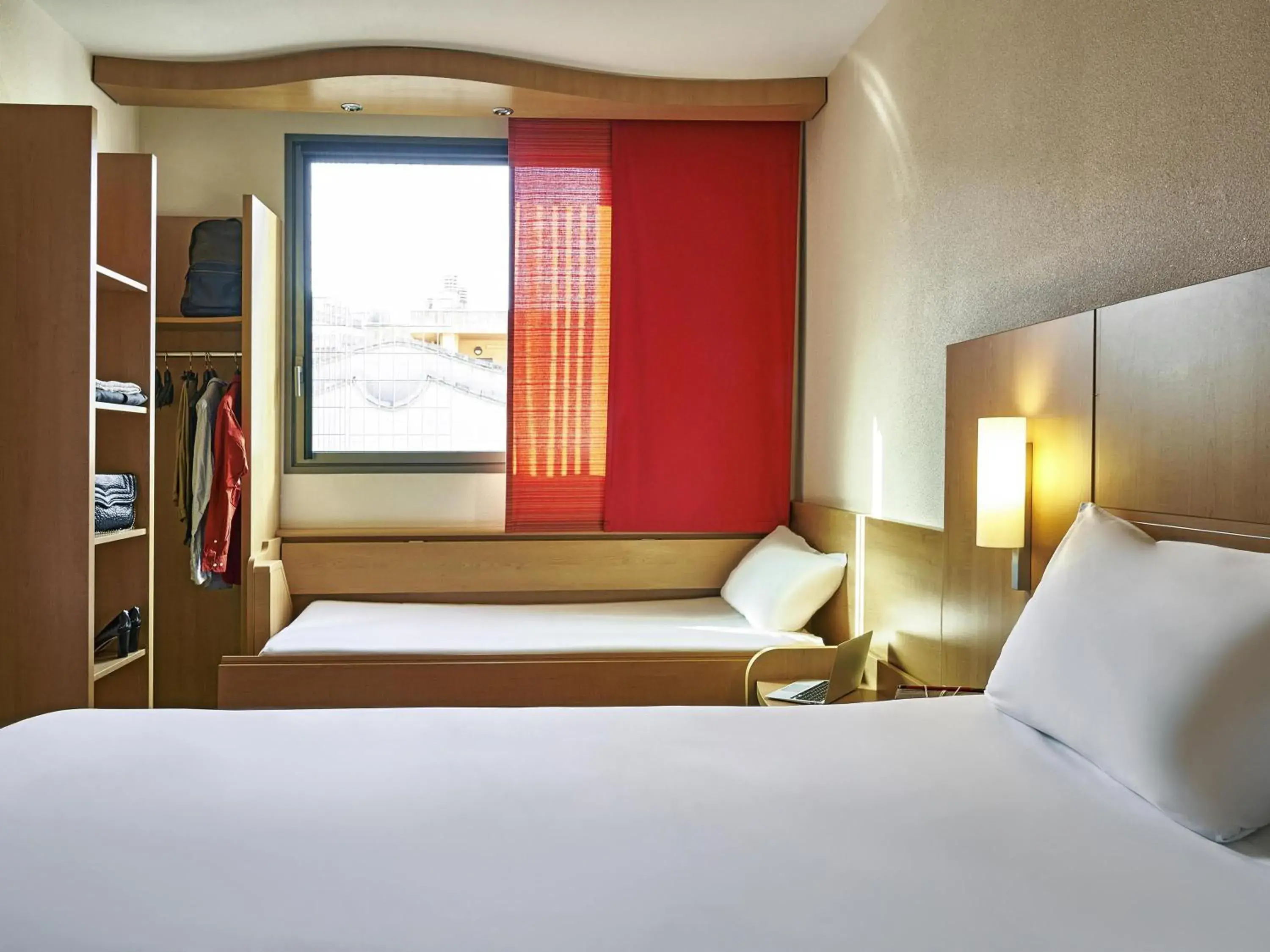 Bedroom, Bed in Ibis Barcelona Centro (Sagrada Familia) Bedroom, Bed in Ibis Barcelona Centro (Sagrada Familia)