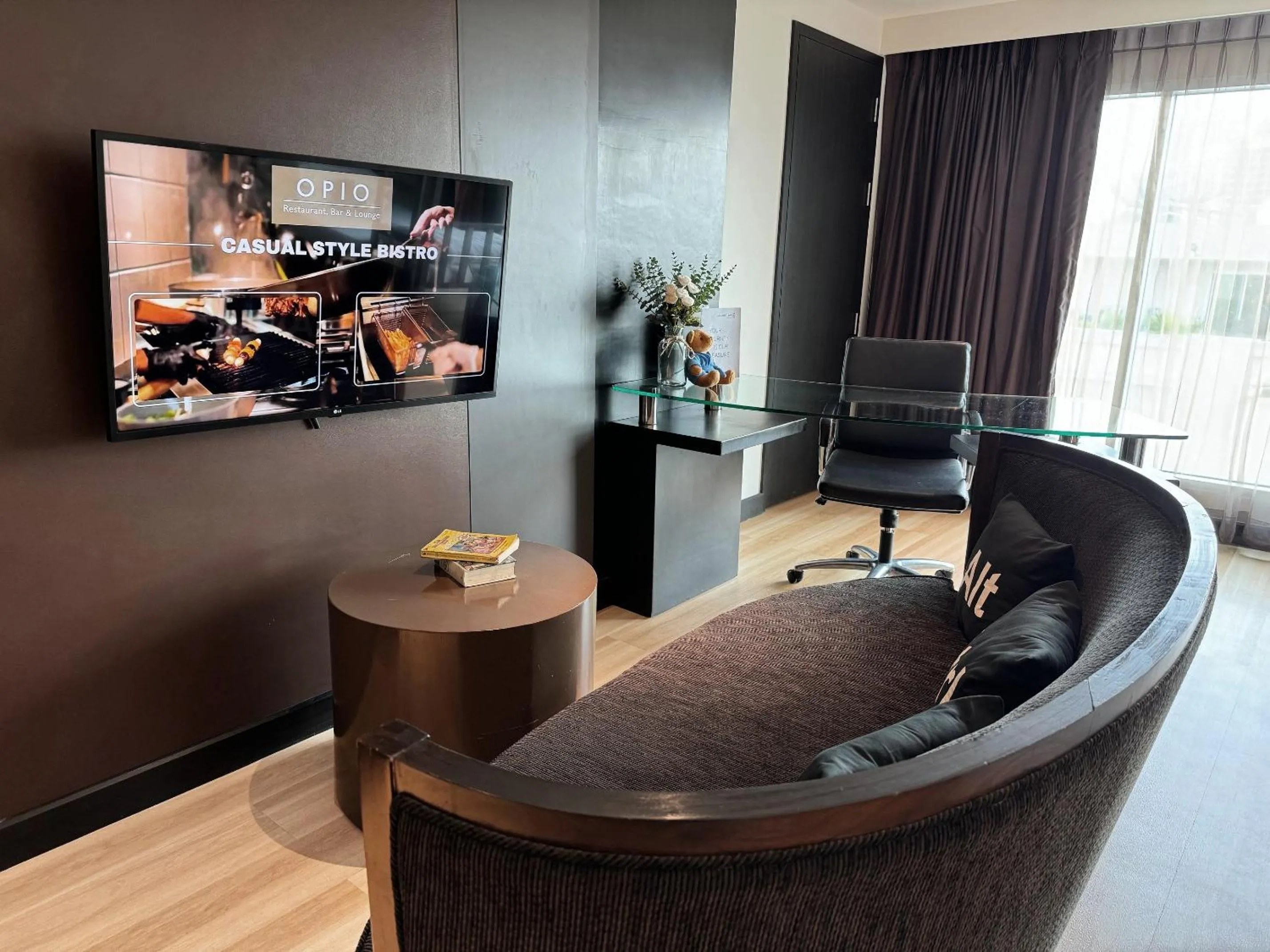 Seating area in Golden Tulip Mandison Suites