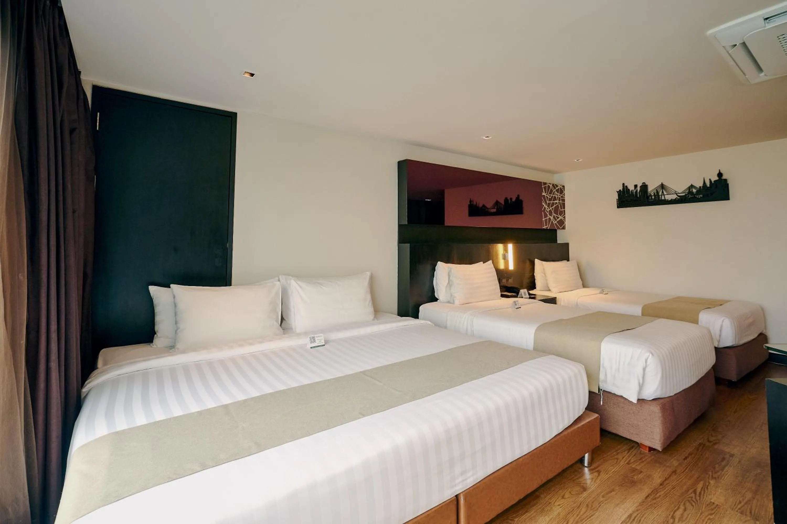 Bedroom, Bed in Golden Tulip Mandison Suites