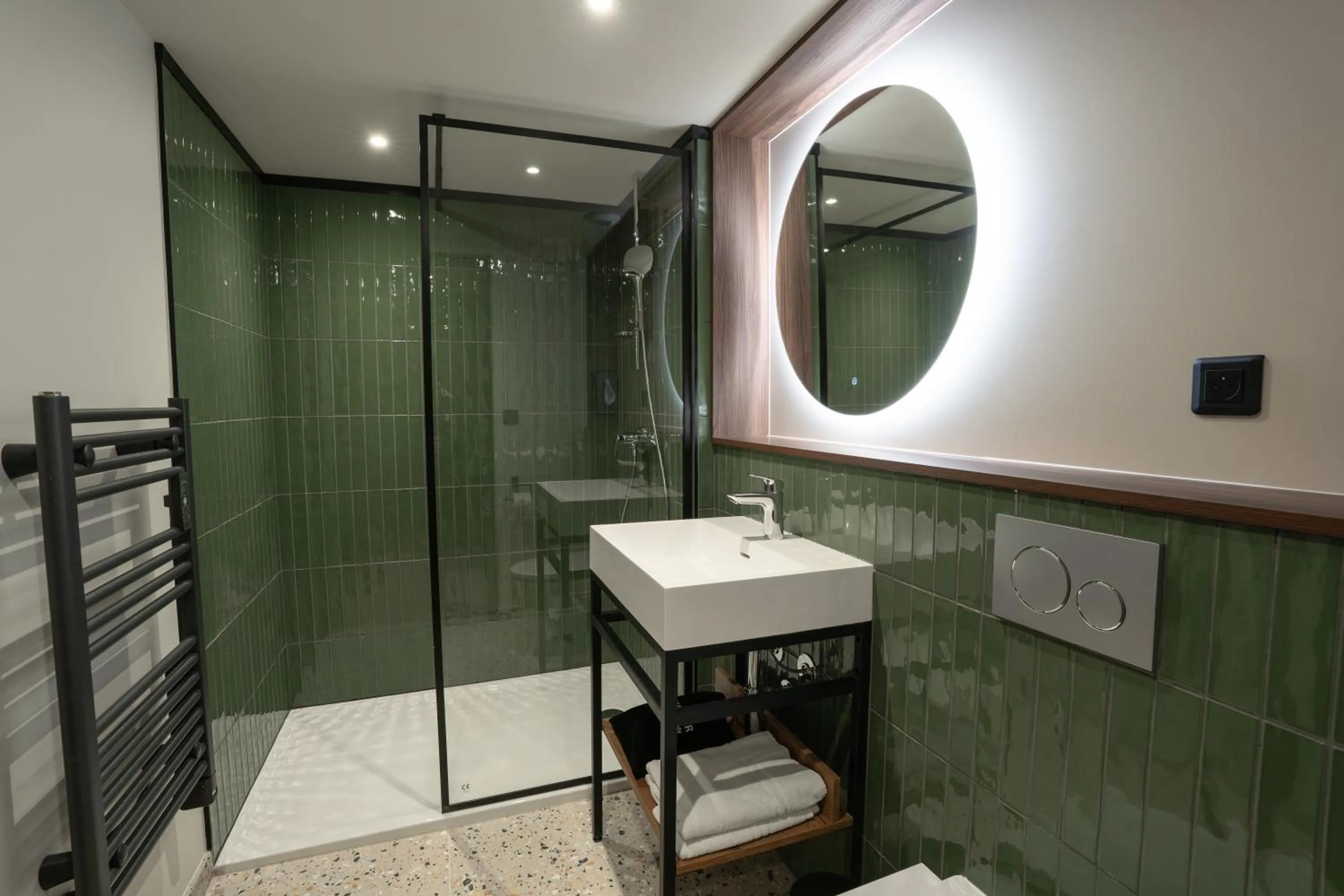 Shower in Kyriad Montpellier Sud - A709