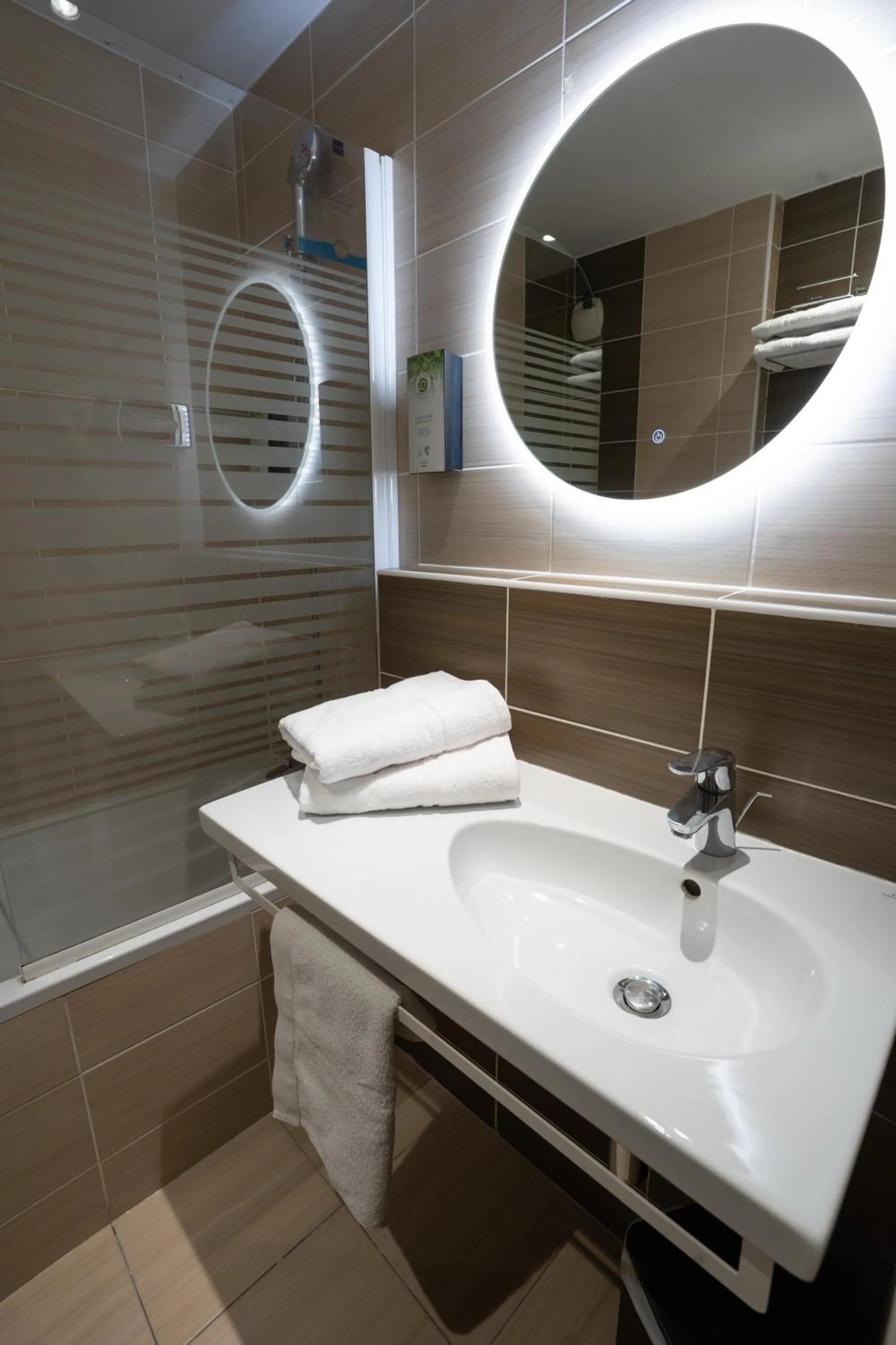 Bathroom in Kyriad Montpellier Sud - A709