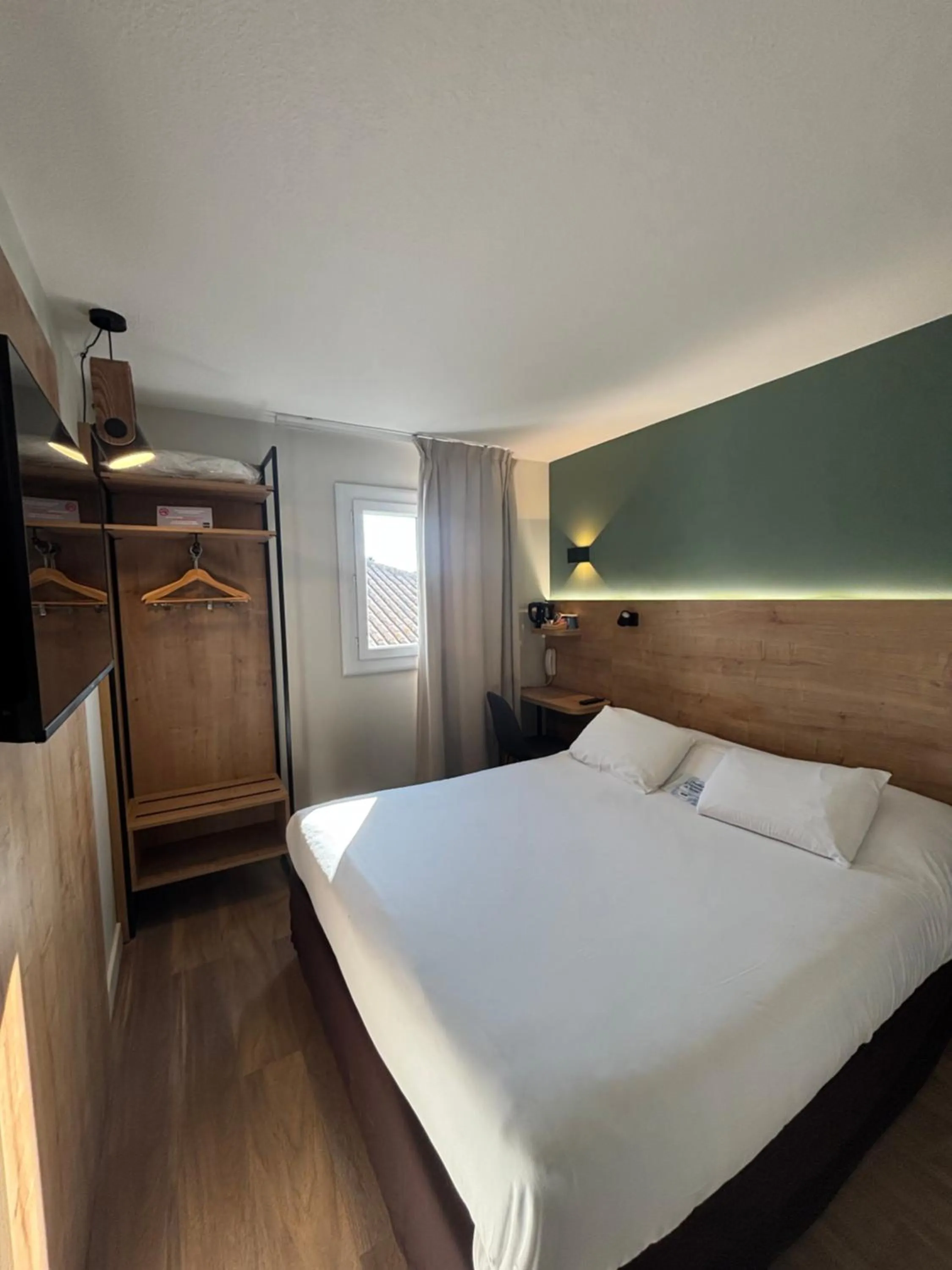 Photo of the whole room, Bed in Kyriad Montpellier Sud - A709